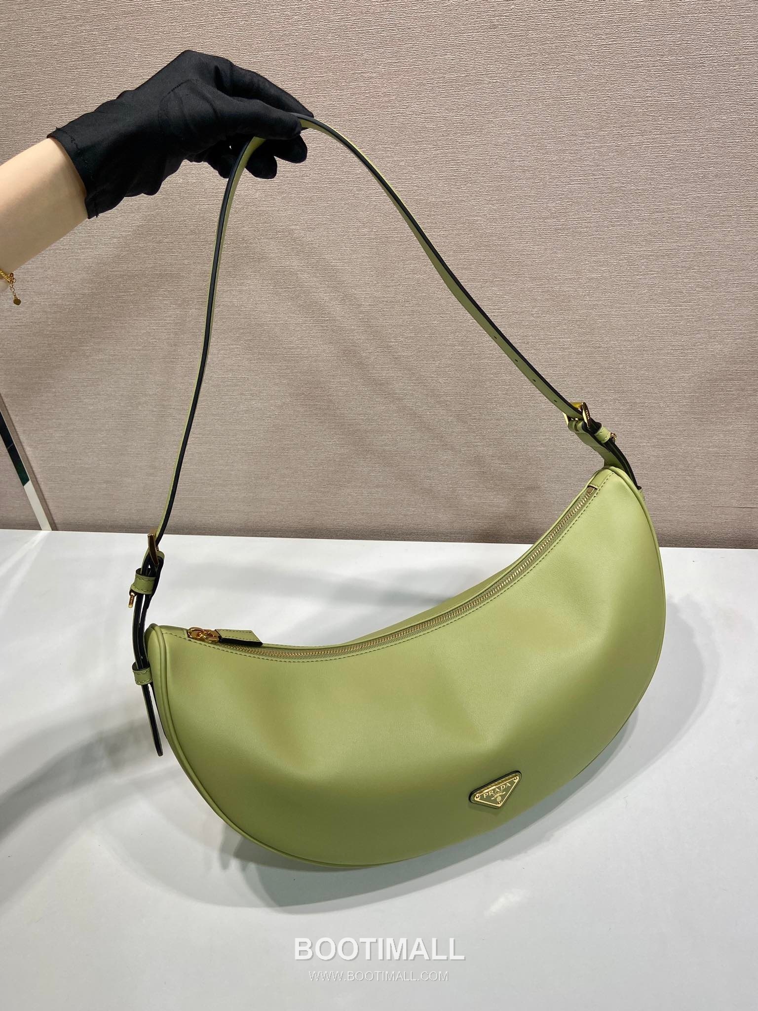 Prada Calfskin Leather Crescent Hobo Bag with Adjustable Strap and Curved Design 프라다 카프스킨 가죽 크레센트 스트랩 호보백 1BC255 42cm 3