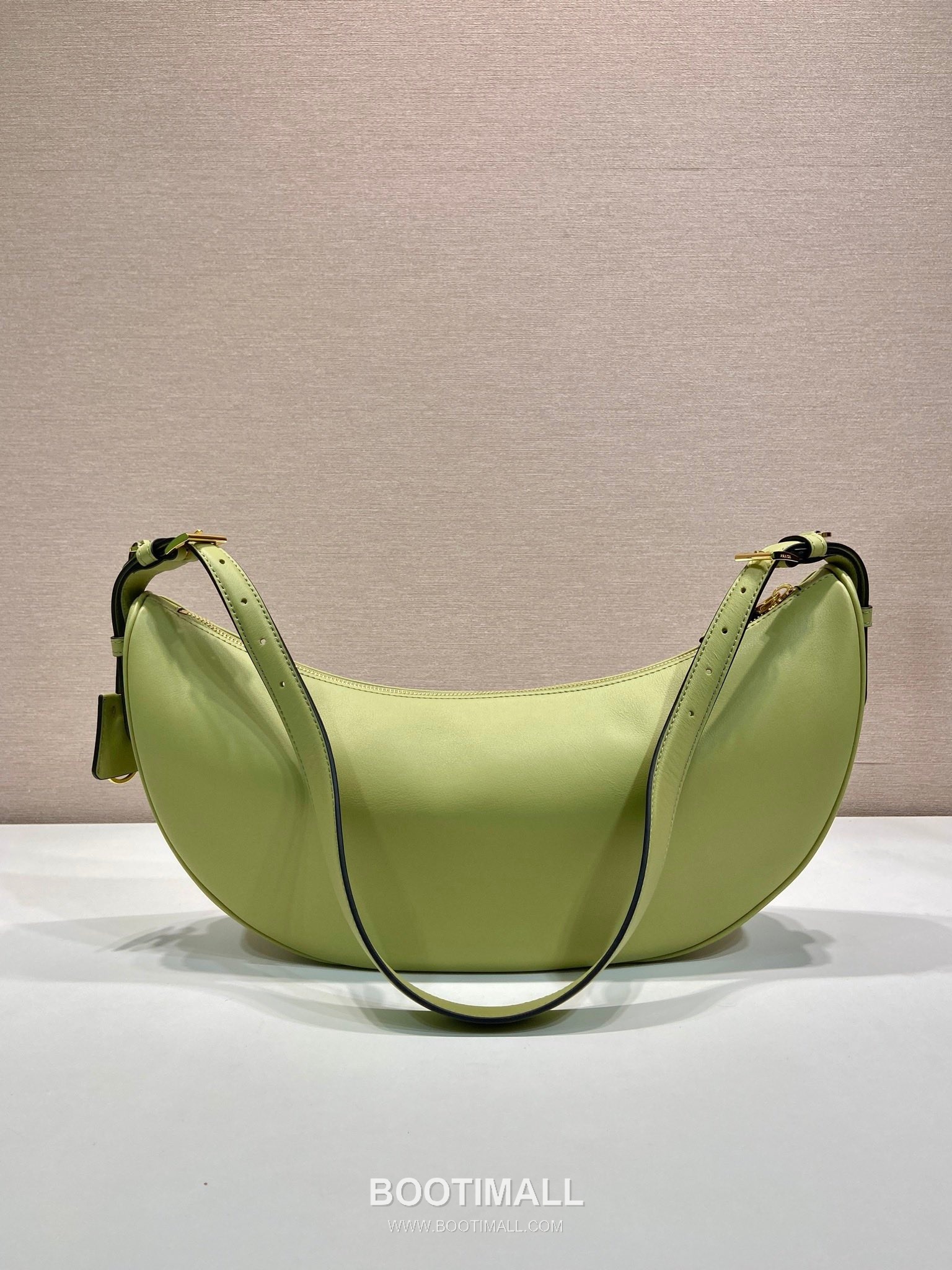 Prada Calfskin Leather Crescent Hobo Bag with Adjustable Strap and Curved Design 프라다 카프스킨 가죽 크레센트 스트랩 호보백 1BC255 42cm 4