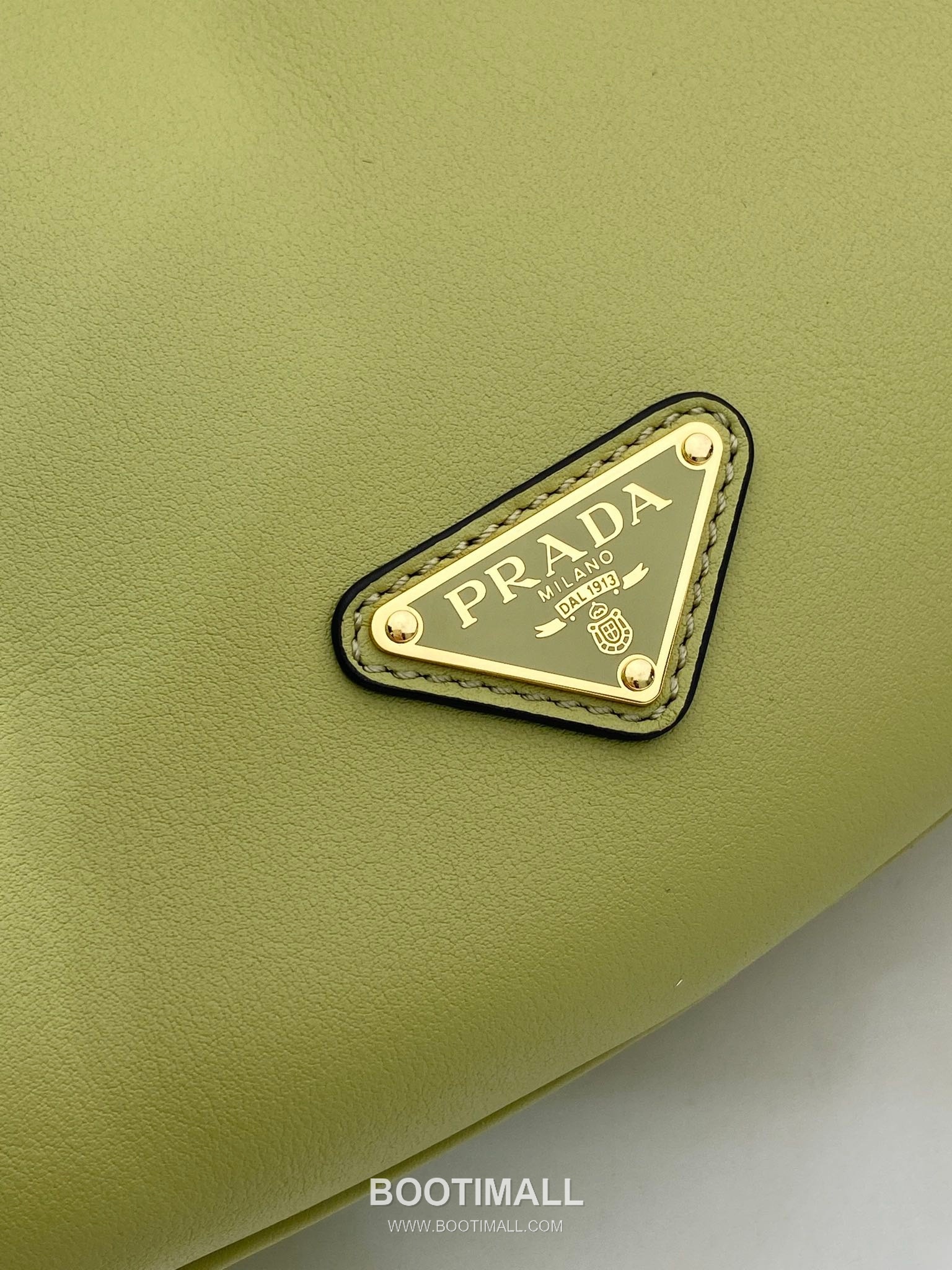 Prada Calfskin Leather Crescent Hobo Bag with Adjustable Strap and Curved Design 프라다 카프스킨 가죽 크레센트 스트랩 호보백 1BC255 42cm 7