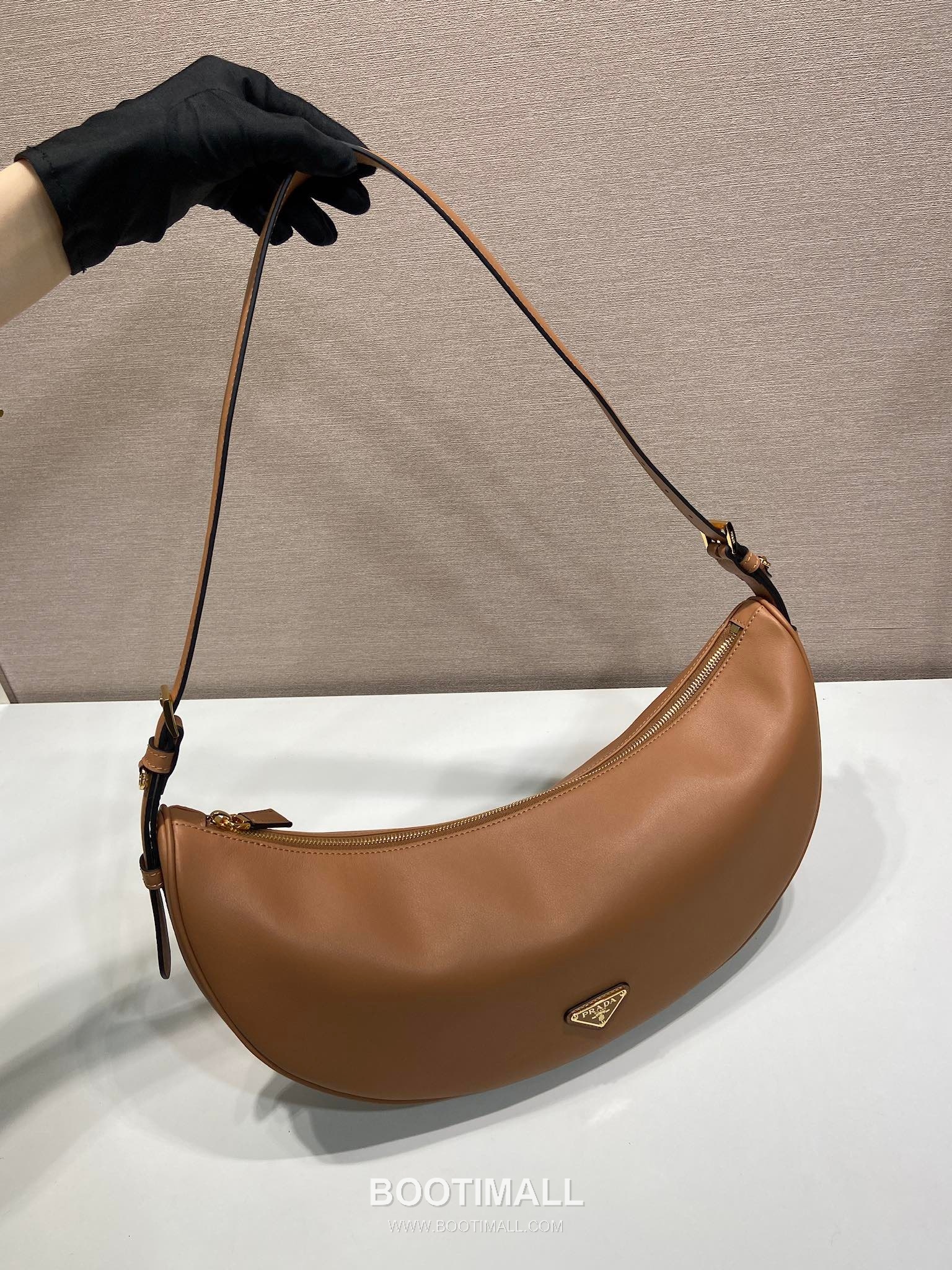 Prada Calfskin Leather Crescent Hobo Bag with Adjustable Strap and Curved Design 프라다 카프스킨 가죽 크레센트 스트랩 호보백 1BC255 42cm 3