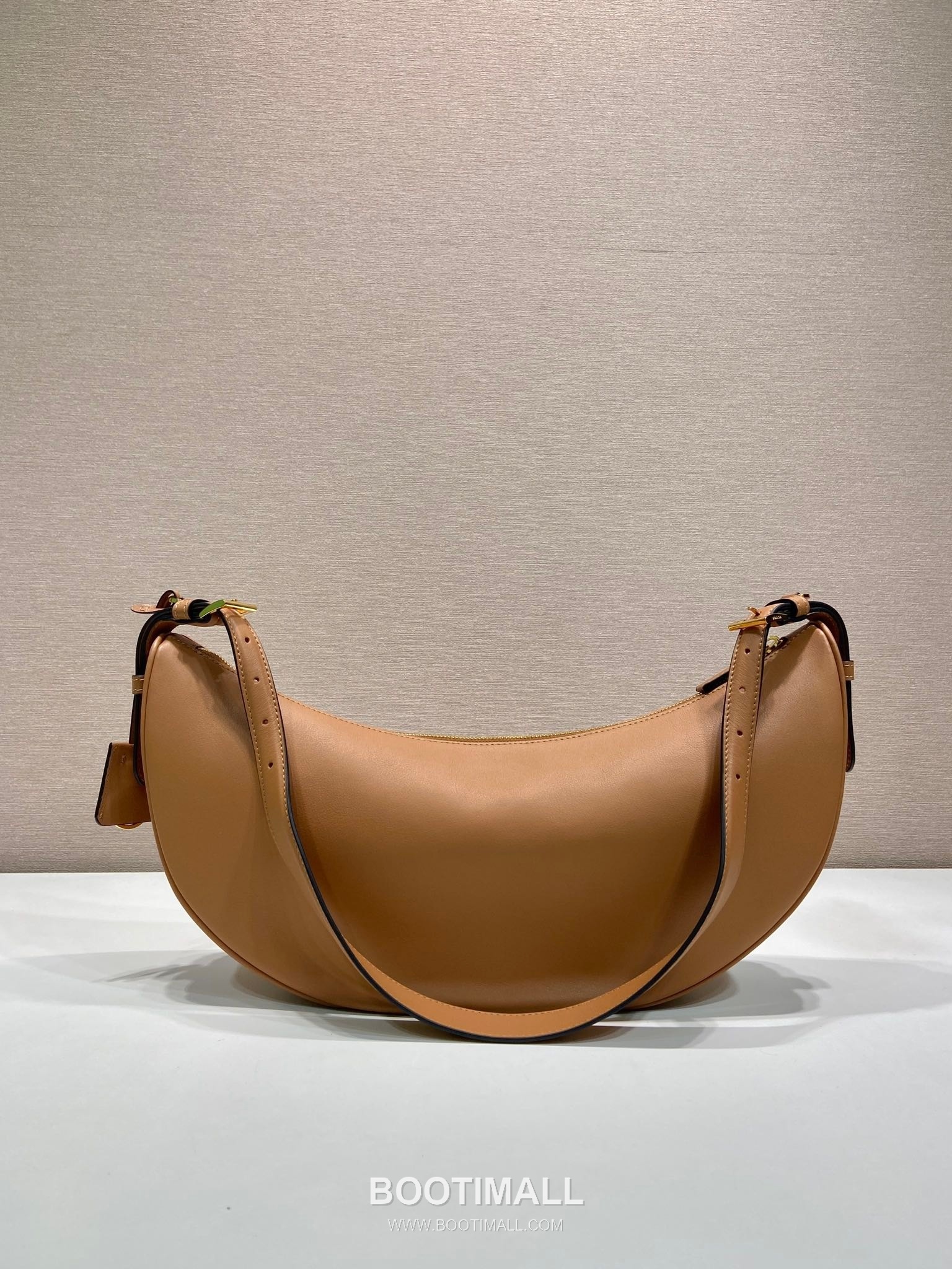 Prada Calfskin Leather Crescent Hobo Bag with Adjustable Strap and Curved Design 프라다 카프스킨 가죽 크레센트 스트랩 호보백 1BC255 42cm 4