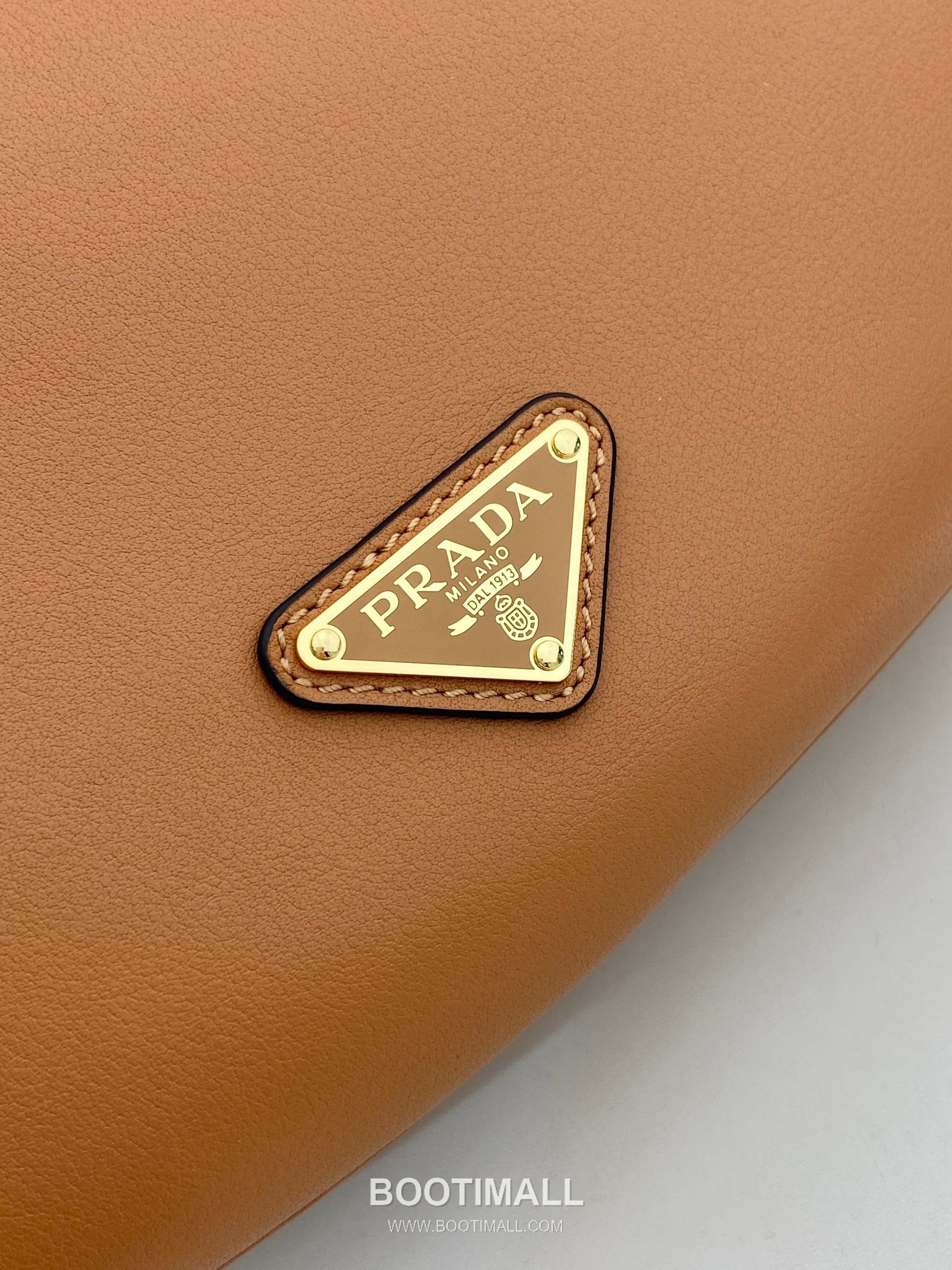 Prada Calfskin Leather Crescent Hobo Bag with Adjustable Strap and Curved Design 프라다 카프스킨 가죽 크레센트 스트랩 호보백 1BC255 42cm 7