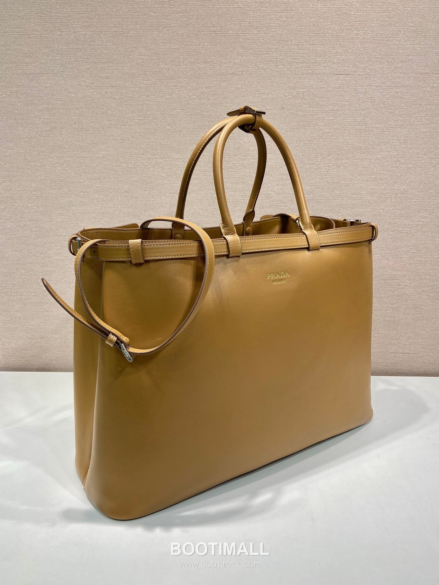 Prada Calfskin Leather Extra Large Tote Bag with Triple Compartment and Adjustable Strap 프라다 카프스킨 가죽 트리플 컴파트먼트 스트랩 토트백 1BG126 48cm 3