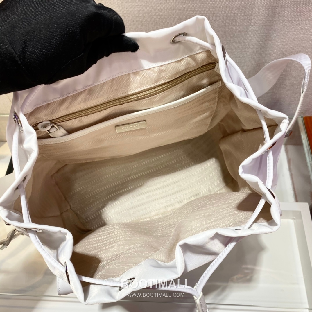 Prada Nylon Backpack with Saffiano Leather Trim and Detachable Pouch 프라다 나일론 사피아노 트림 탈부착 파우치 백팩 1BZ811 30cm 8