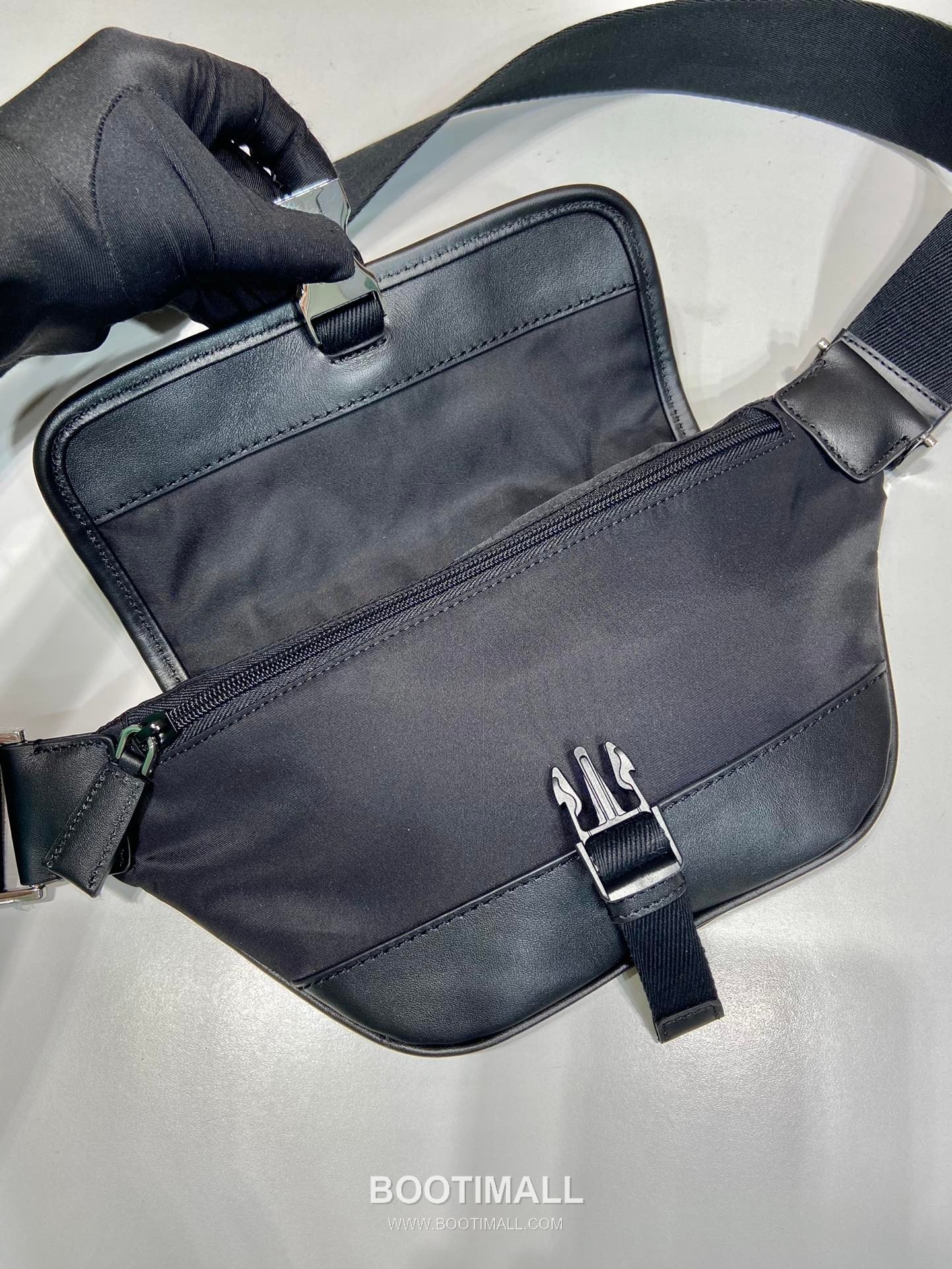 Prada Nylon Belt Bag with Leather Trim and Buckle Detail 프라다 나일론 가죽 트림 버클 디테일 벨트백 2VH176 18cm 7