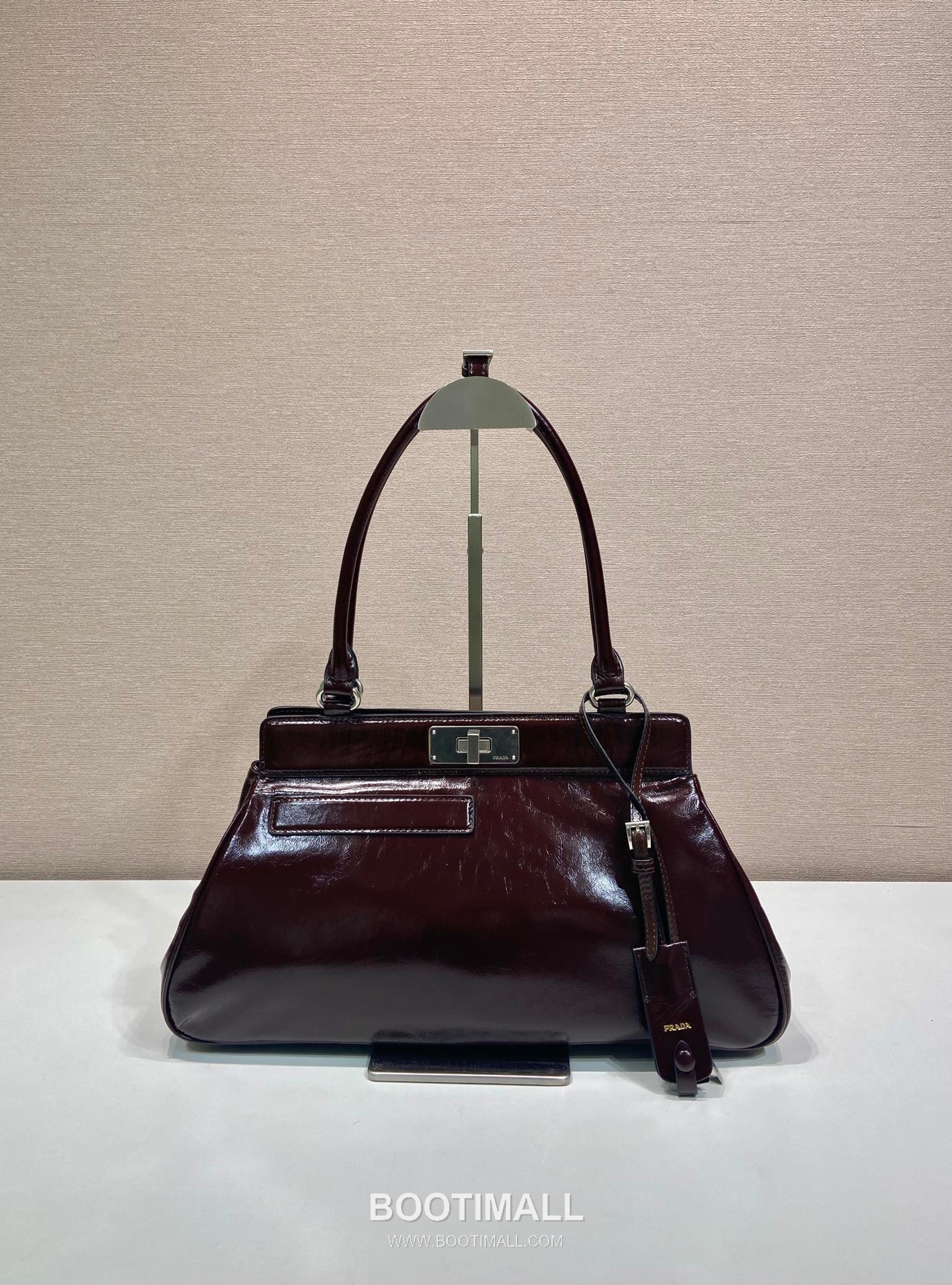 Prada Oil Wax Leather Tote Bag with Front Back Pocket and Turn Lock Detail 프라다 오일왁스 가죽 앞뒤 포켓 턴락 토트백 1BG569 38cm 1