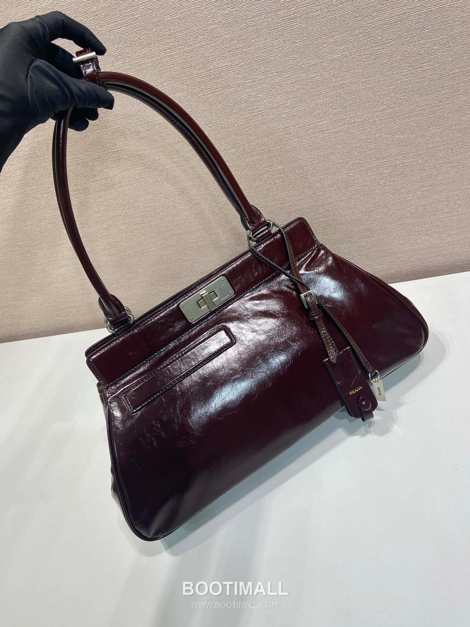 Prada Oil Wax Leather Tote Bag with Front Back Pocket and Turn Lock Detail 프라다 오일왁스 가죽 앞뒤 포켓 턴락 토트백 1BG569 38cm 2