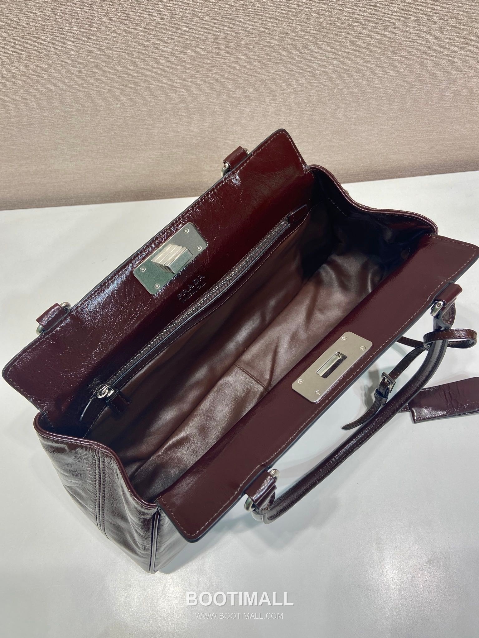 Prada Oil Wax Leather Tote Bag with Front Back Pocket and Turn Lock Detail 프라다 오일왁스 가죽 앞뒤 포켓 턴락 토트백 1BG569 38cm 8