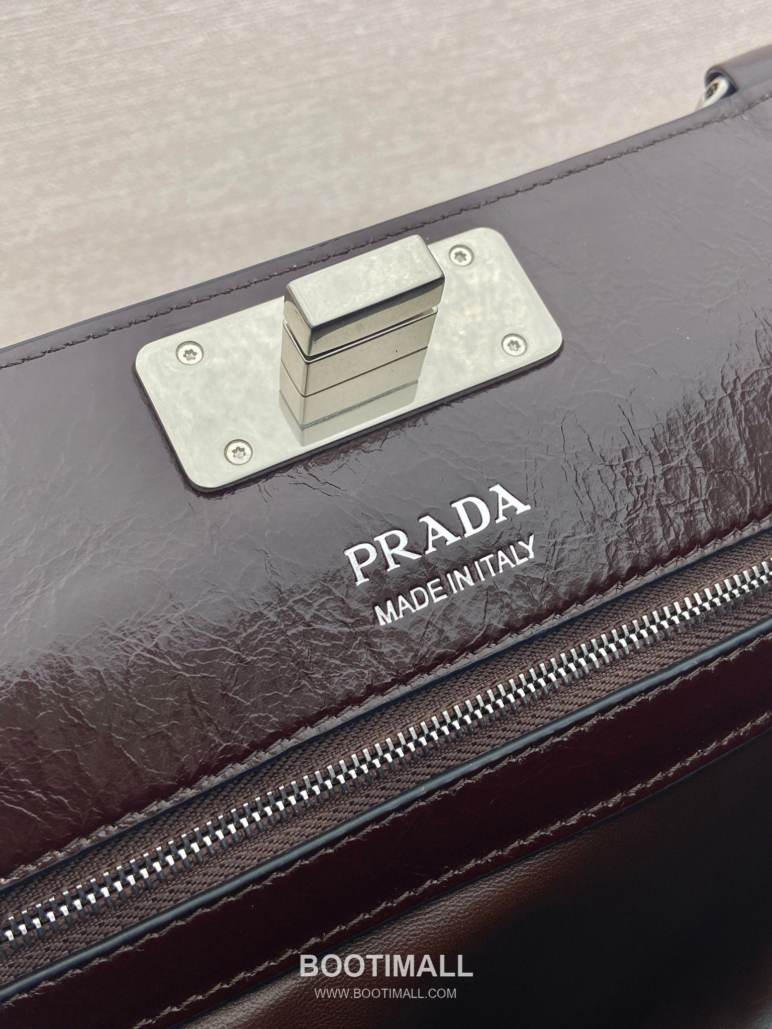 Prada Oil Wax Leather Tote Bag with Front Back Pocket and Turn Lock Detail 프라다 오일왁스 가죽 앞뒤 포켓 턴락 토트백 1BG569 38cm 9