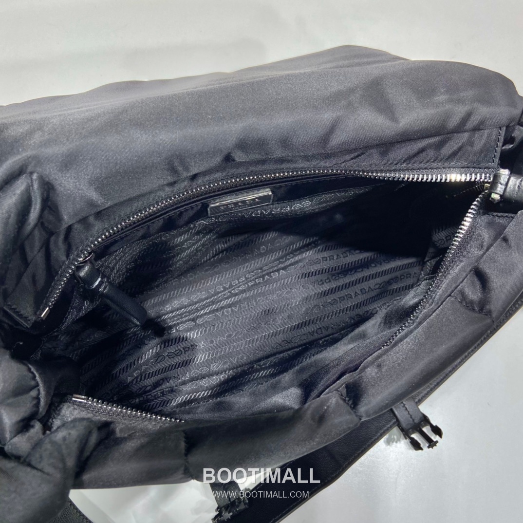 Prada Nylon Messenger Bag with Calfskin Strap and Zip Expandable Base 프라다 나일론 카프스킨 스트랩 지퍼 확장형 메신저백 1BH618 27cm 10
