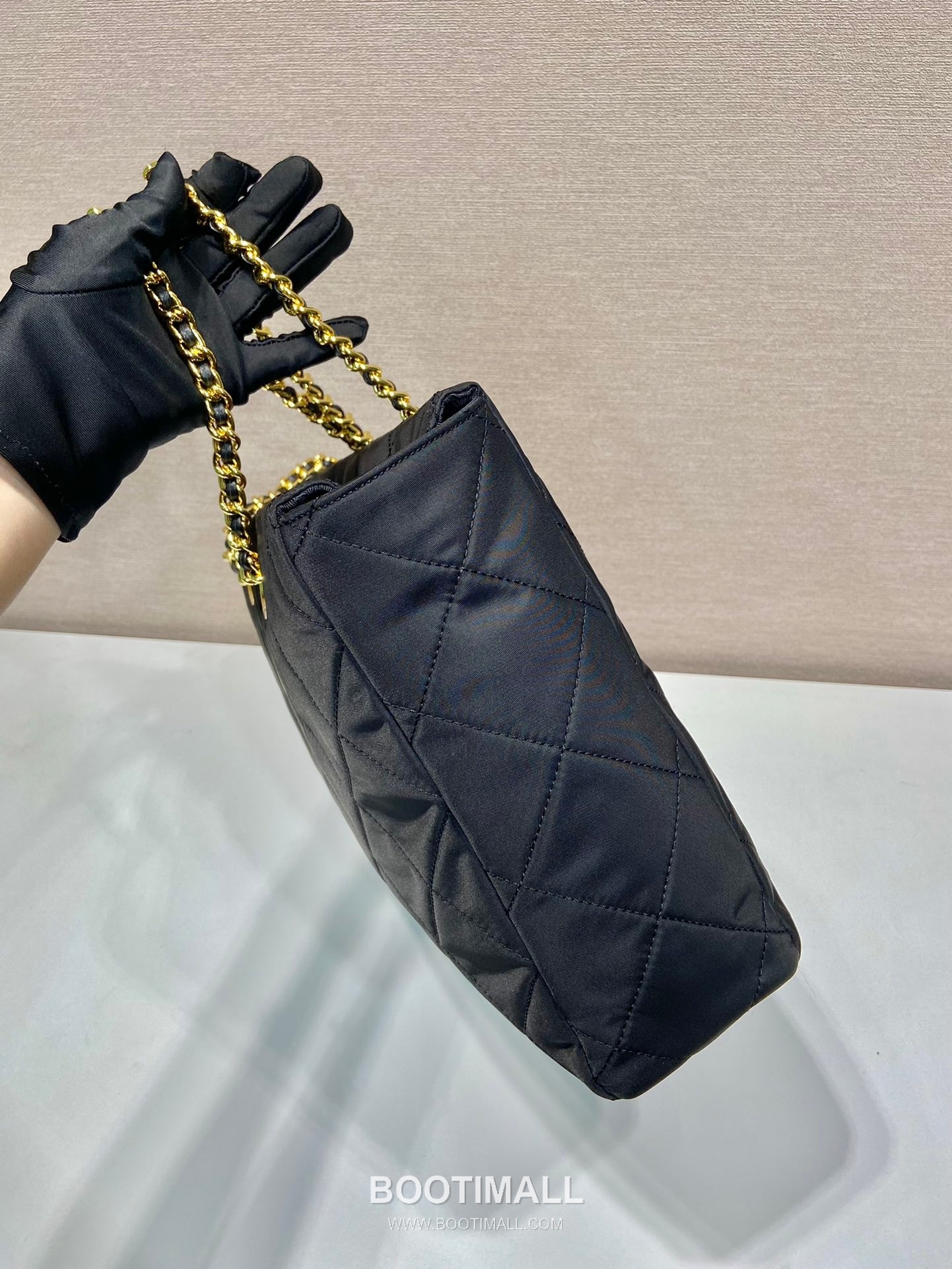 Prada Quilted Nylon Hobo Bag with Chain Strap and Zip Closure 프라다 퀼팅 나일론 체인 스트랩 지퍼 호보백 1BG467 35cm 4