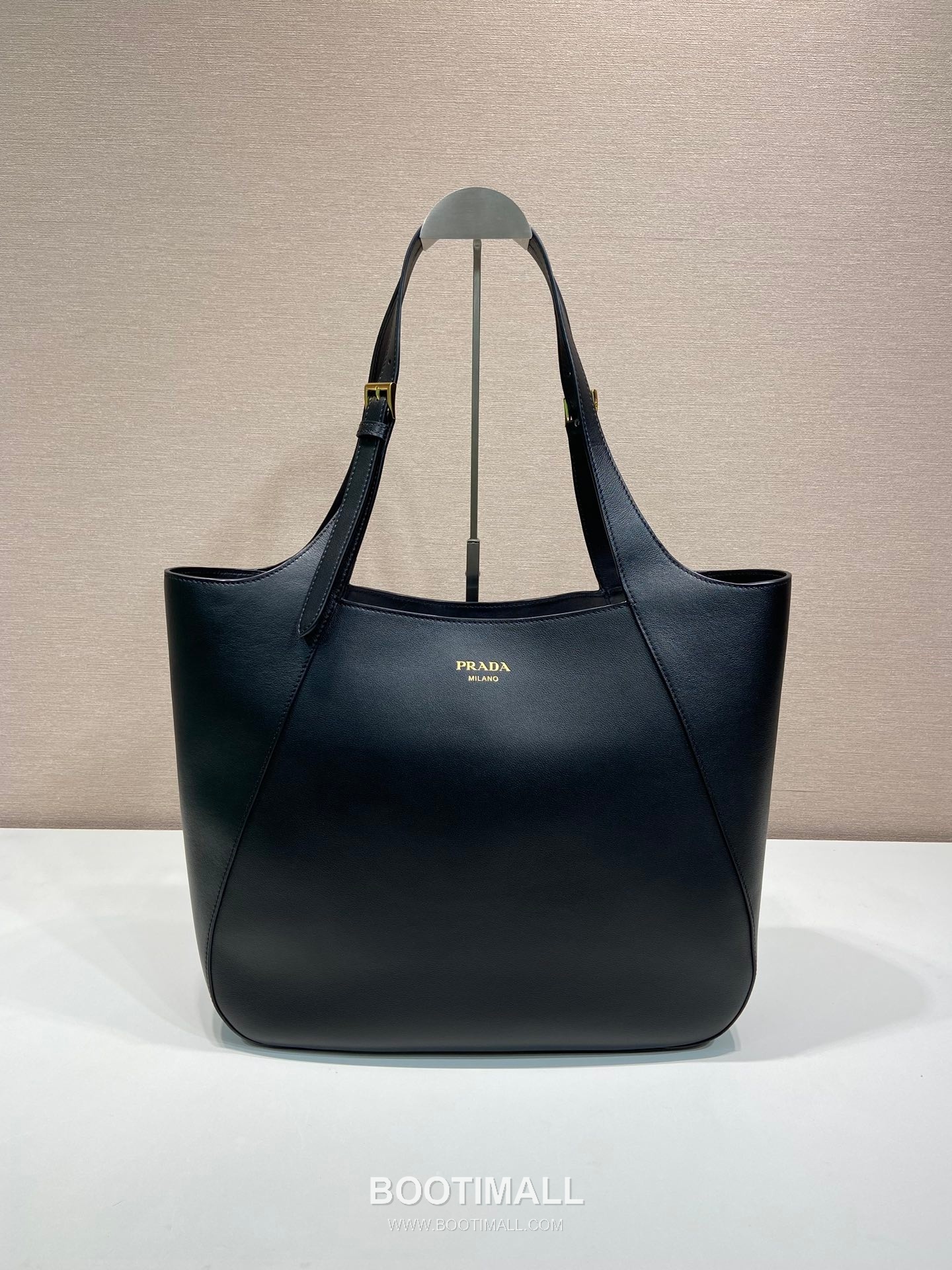 Prada Grained Calfskin Leather Oversize Tote Bag with Adjustable Handle and Logo Emboss 프라다 그레인 카프스킨 오버사이즈 로고 엠보스 스트랩 토트백 1BG512 37cm 1