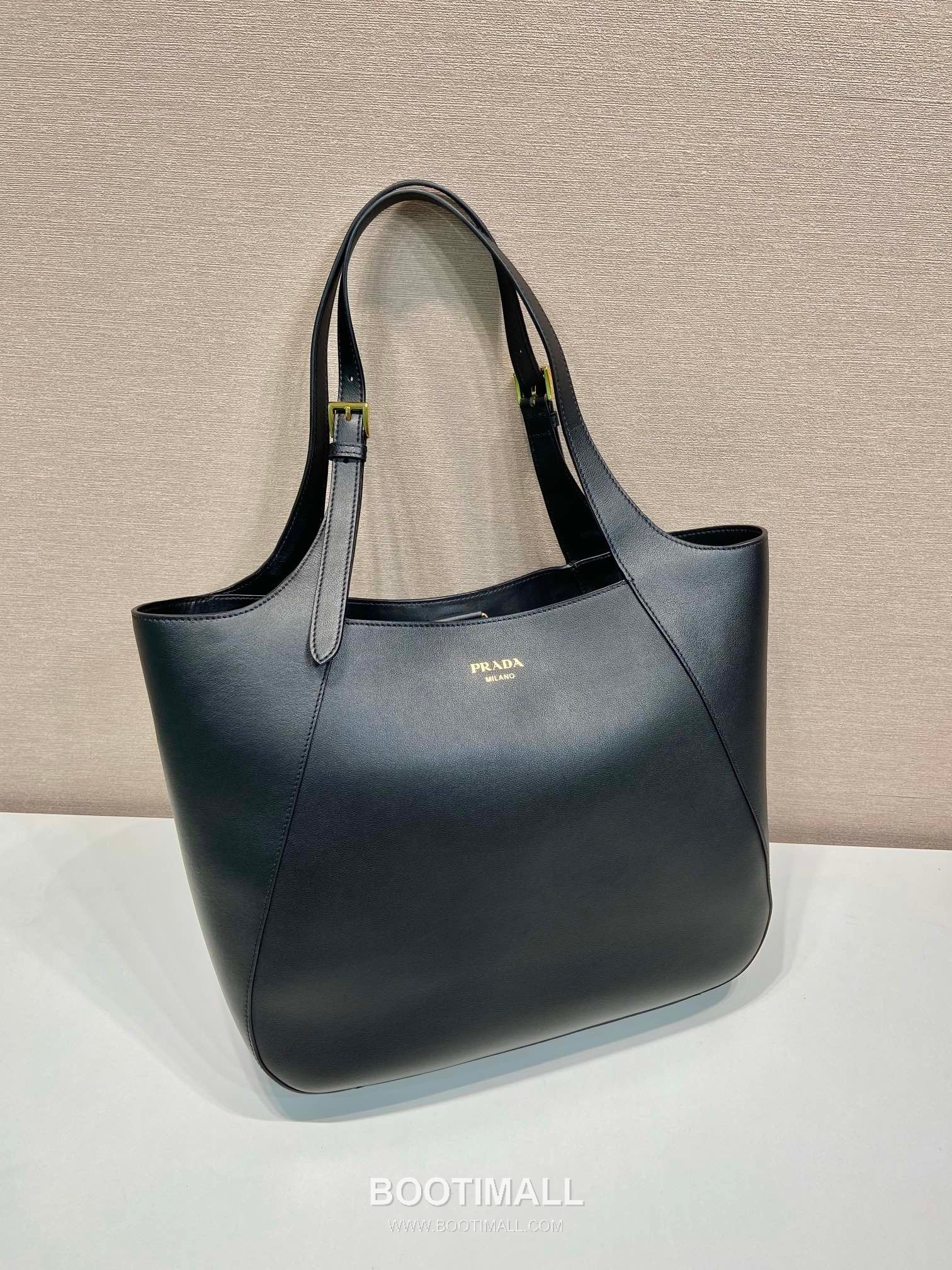 Prada Grained Calfskin Leather Oversize Tote Bag with Adjustable Handle and Logo Emboss 프라다 그레인 카프스킨 오버사이즈 로고 엠보스 스트랩 토트백 1BG512 37cm 2