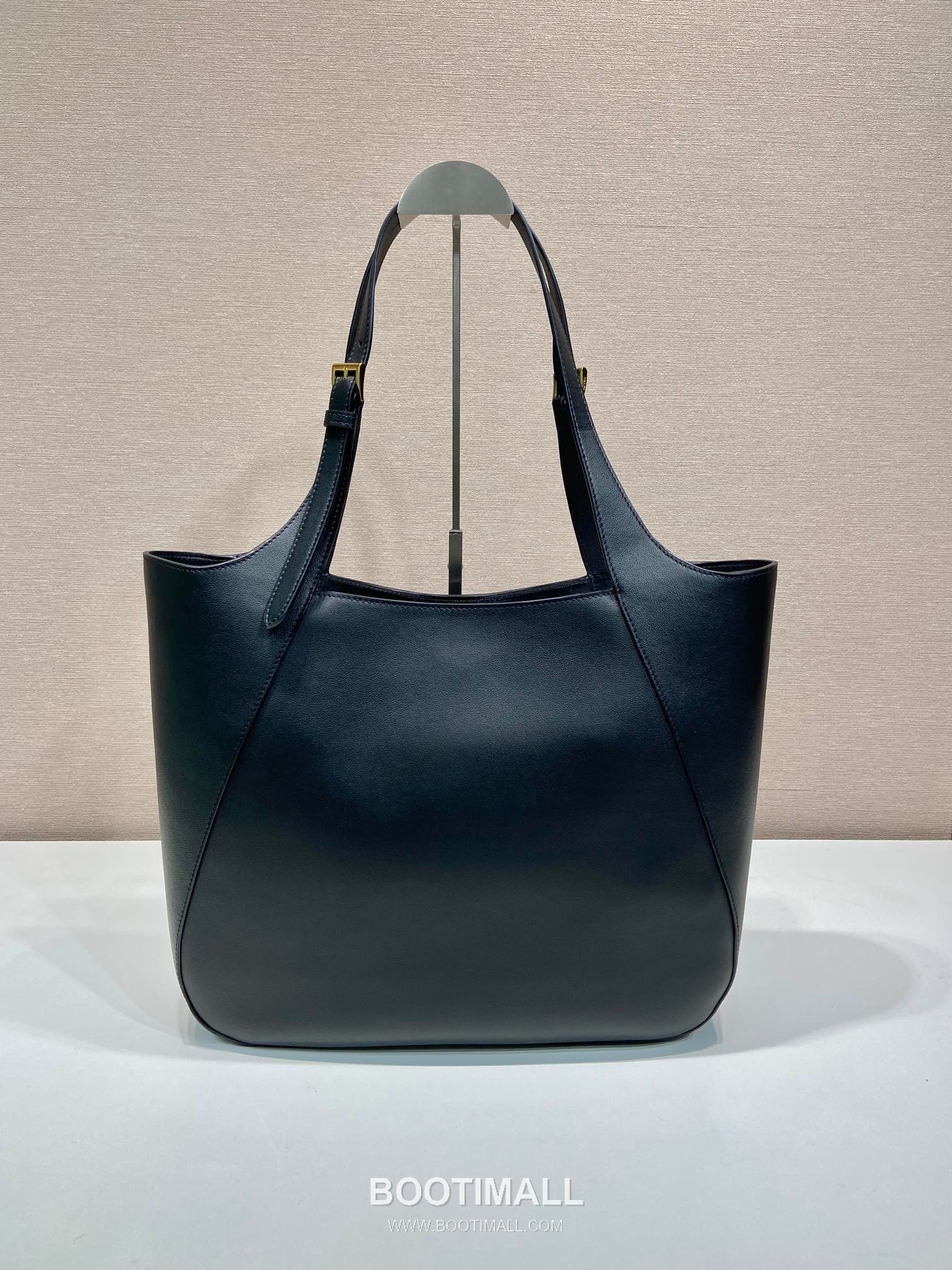 Prada Grained Calfskin Leather Oversize Tote Bag with Adjustable Handle and Logo Emboss 프라다 그레인 카프스킨 오버사이즈 로고 엠보스 스트랩 토트백 1BG512 37cm 3