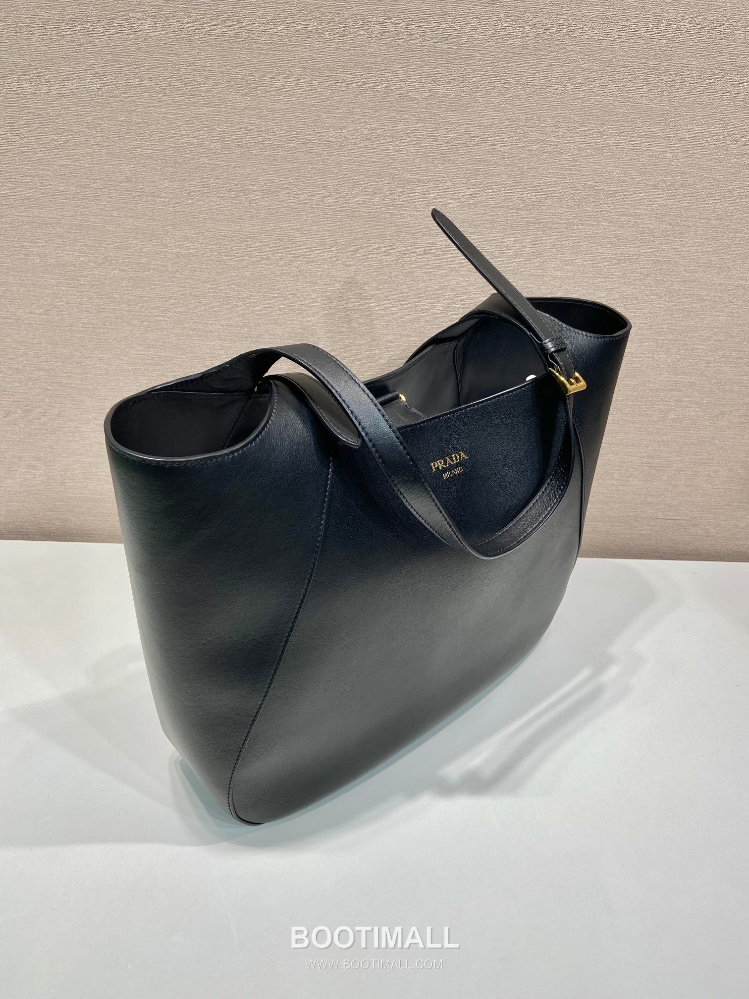 Prada Grained Calfskin Leather Oversize Tote Bag with Adjustable Handle and Logo Emboss 프라다 그레인 카프스킨 오버사이즈 로고 엠보스 스트랩 토트백 1BG512 37cm 4