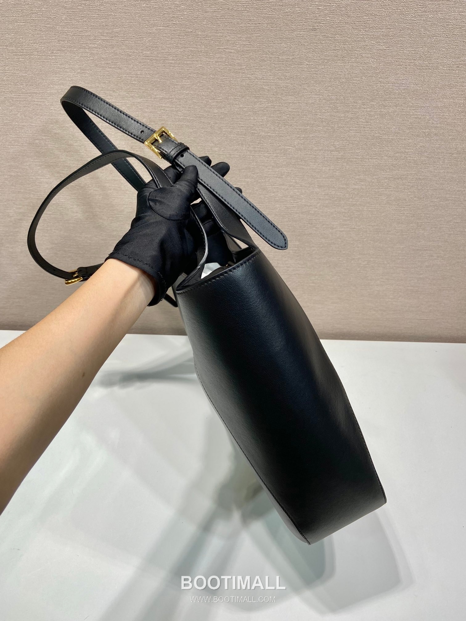 Prada Grained Calfskin Leather Oversize Tote Bag with Adjustable Handle and Logo Emboss 프라다 그레인 카프스킨 오버사이즈 로고 엠보스 스트랩 토트백 1BG512 37cm 5