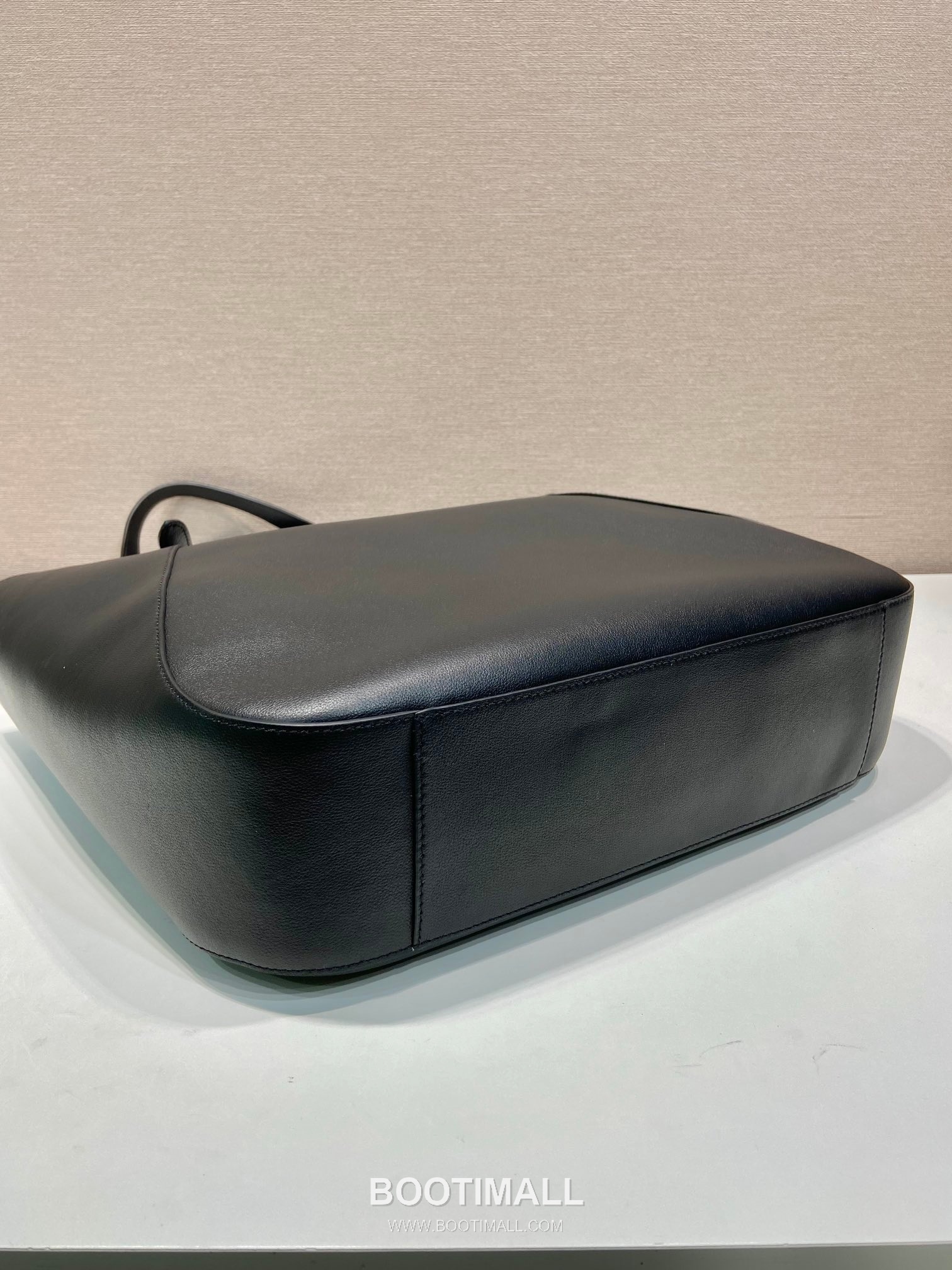 Prada Grained Calfskin Leather Oversize Tote Bag with Adjustable Handle and Logo Emboss 프라다 그레인 카프스킨 오버사이즈 로고 엠보스 스트랩 토트백 1BG512 37cm 6