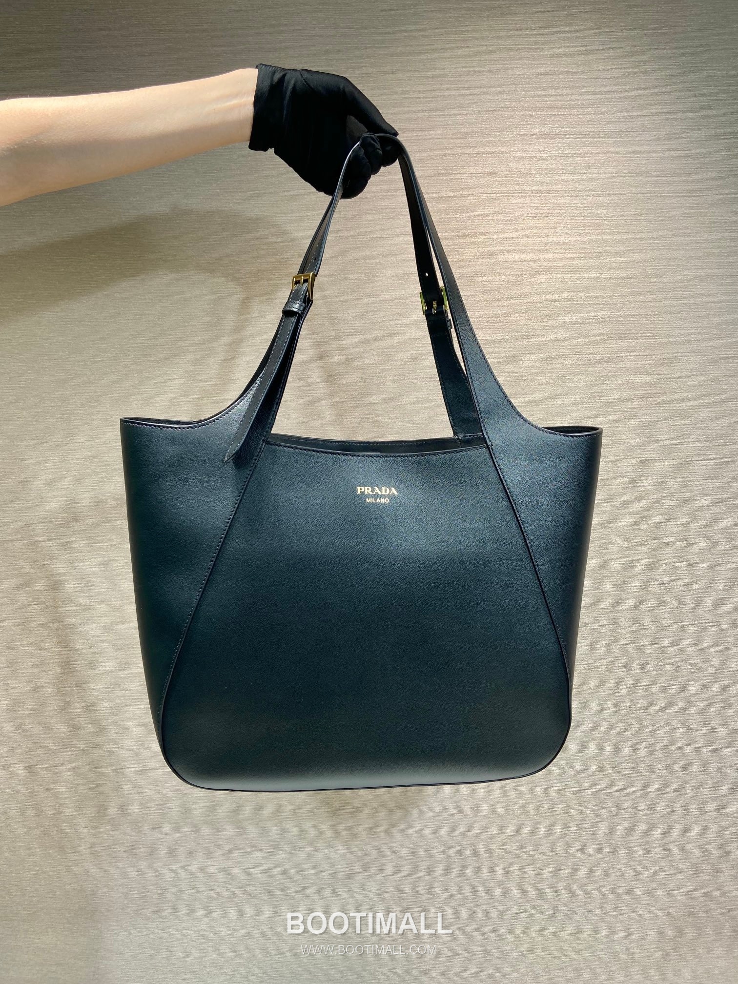 Prada Grained Calfskin Leather Oversize Tote Bag with Adjustable Handle and Logo Emboss 프라다 그레인 카프스킨 오버사이즈 로고 엠보스 스트랩 토트백 1BG512 37cm 10