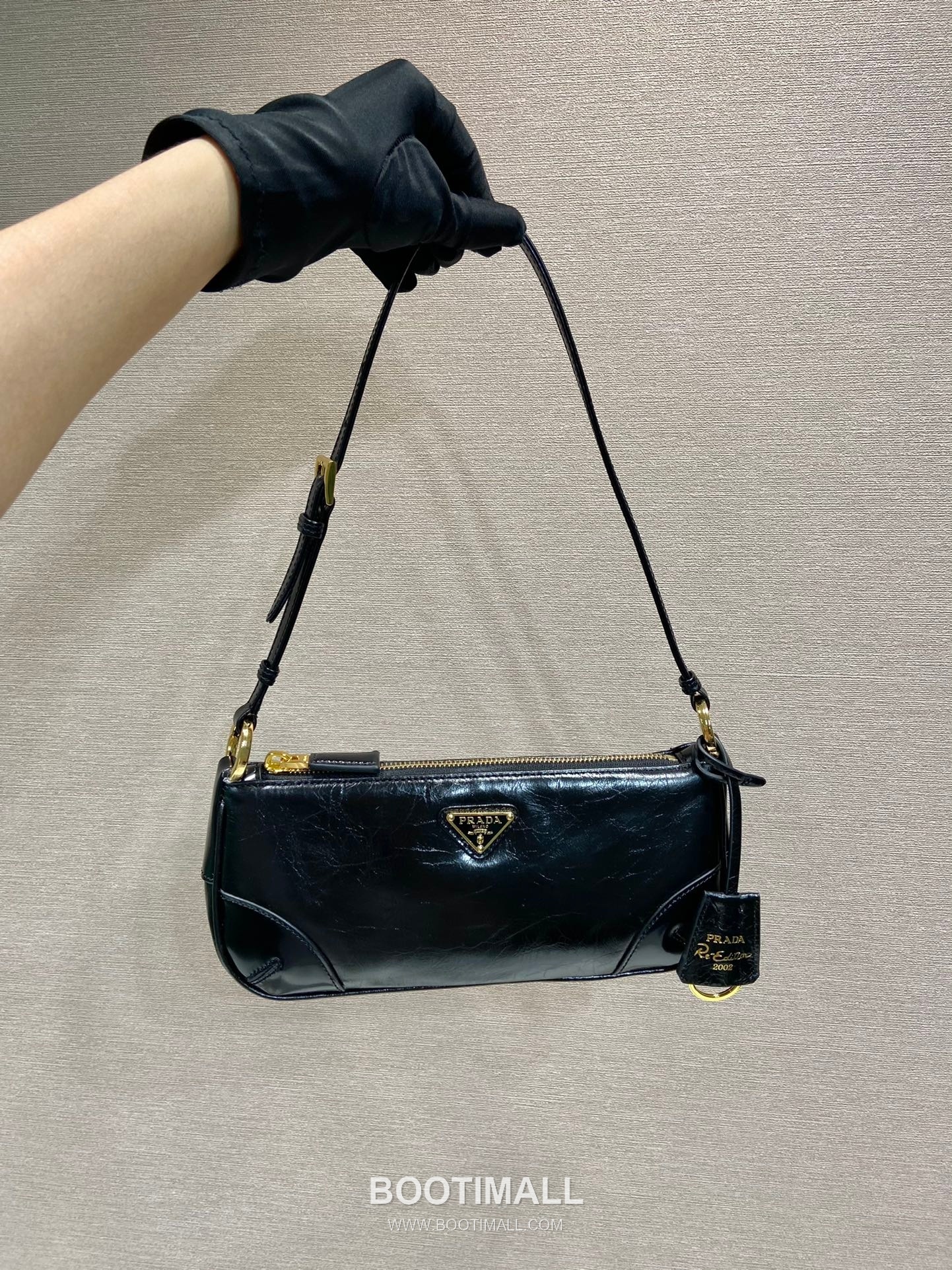 Prada Oil Wax Leather Shoulder Bag with Adjustable Strap and Key Ring Detail 프라다 오일왁스 가죽 스트랩 키링 디테일 숄더백 1BC201 23.5cm 1