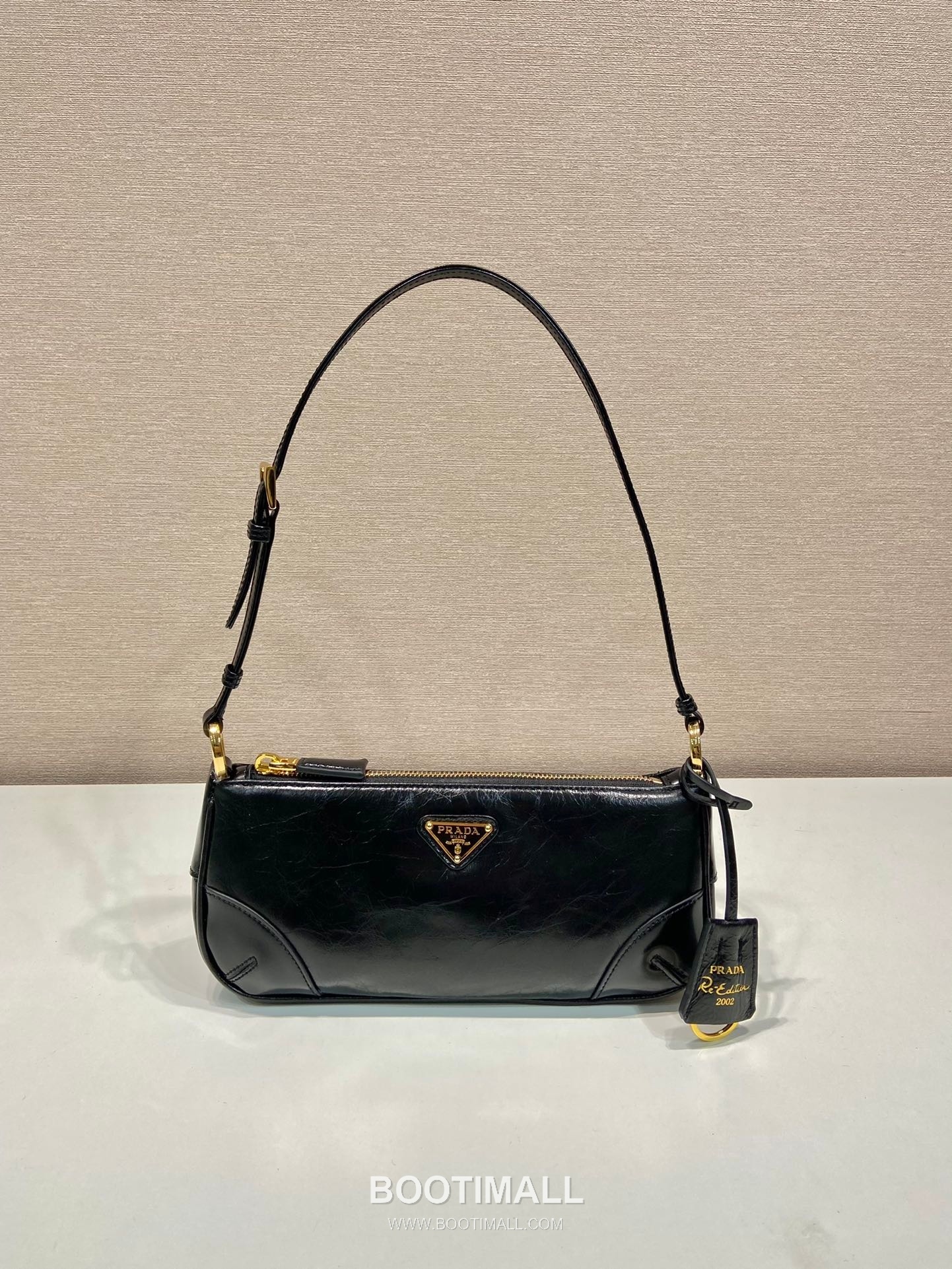 Prada Oil Wax Leather Shoulder Bag with Adjustable Strap and Key Ring Detail 프라다 오일왁스 가죽 스트랩 키링 디테일 숄더백 1BC201 23.5cm 2