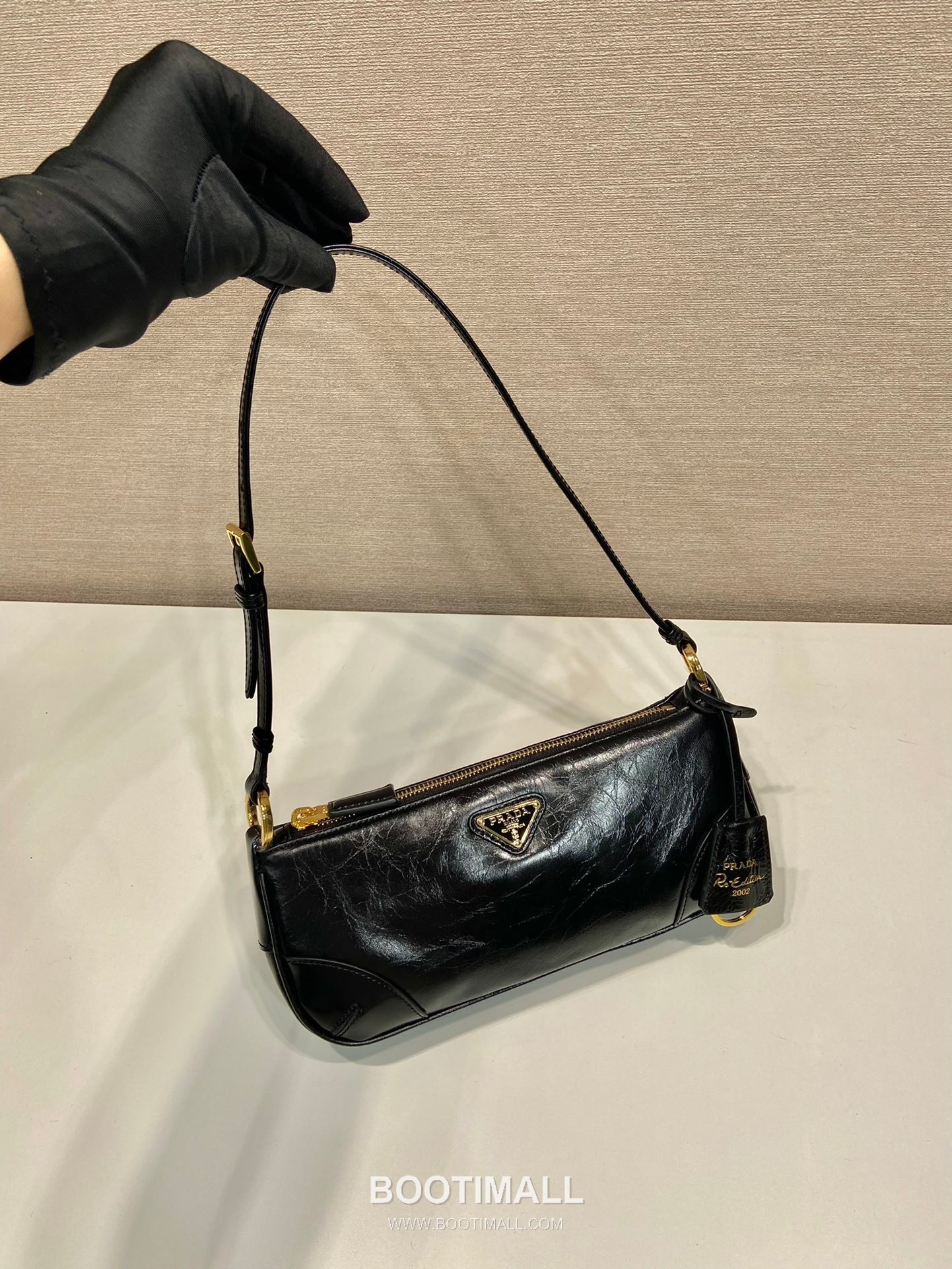 Prada Oil Wax Leather Shoulder Bag with Adjustable Strap and Key Ring Detail 프라다 오일왁스 가죽 스트랩 키링 디테일 숄더백 1BC201 23.5cm 3