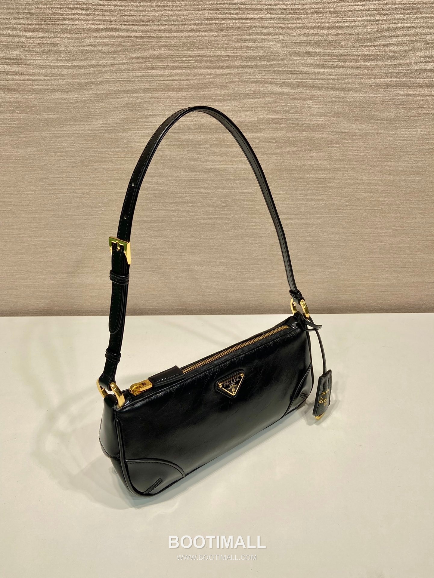 Prada Oil Wax Leather Shoulder Bag with Adjustable Strap and Key Ring Detail 프라다 오일왁스 가죽 스트랩 키링 디테일 숄더백 1BC201 23.5cm 4
