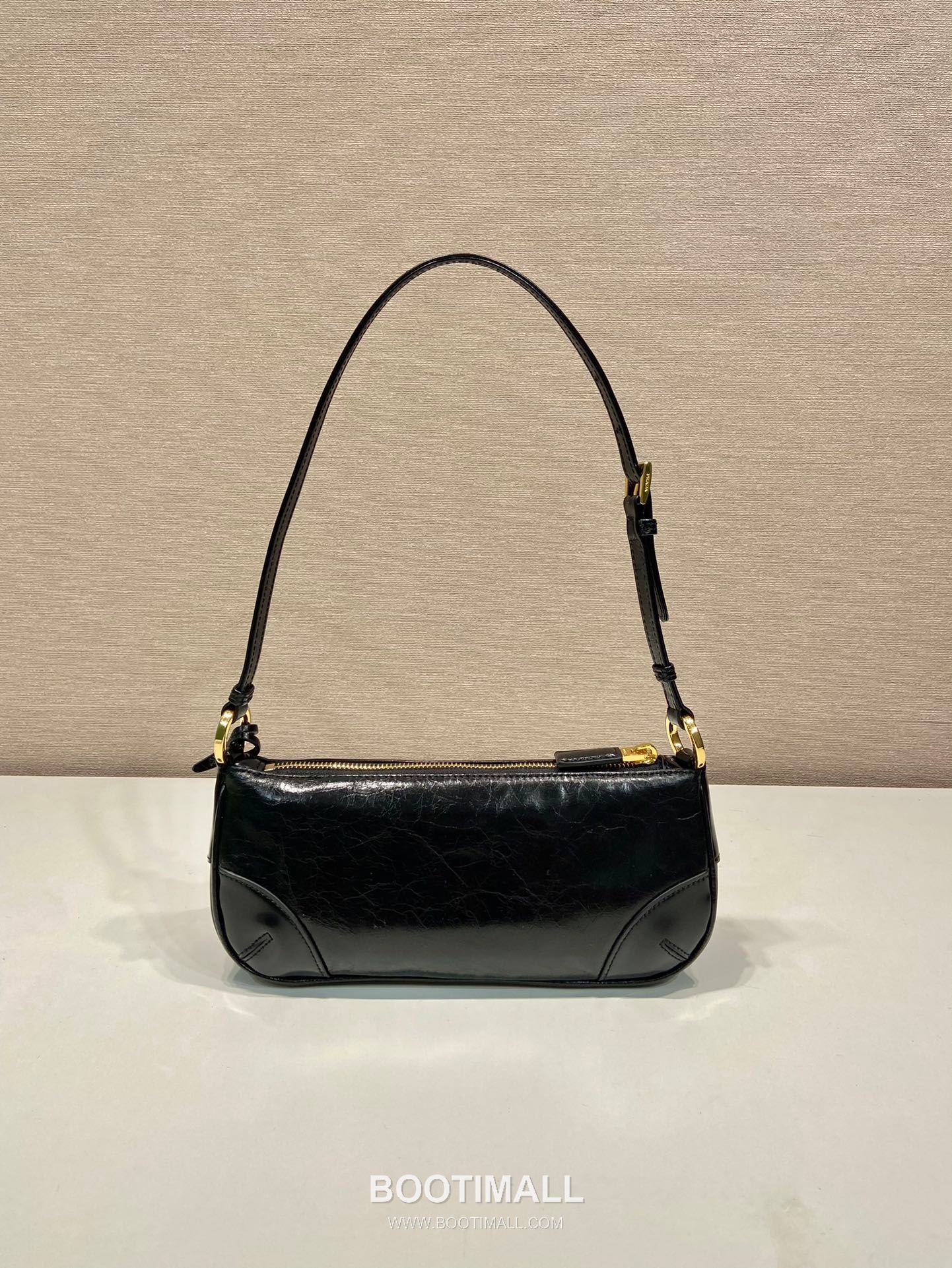 Prada Oil Wax Leather Shoulder Bag with Adjustable Strap and Key Ring Detail 프라다 오일왁스 가죽 스트랩 키링 디테일 숄더백 1BC201 23.5cm 5