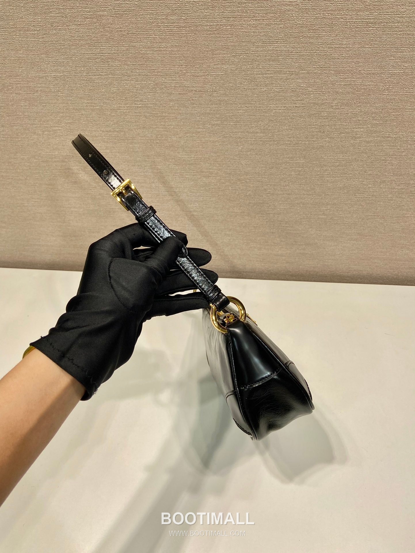 Prada Oil Wax Leather Shoulder Bag with Adjustable Strap and Key Ring Detail 프라다 오일왁스 가죽 스트랩 키링 디테일 숄더백 1BC201 23.5cm 6