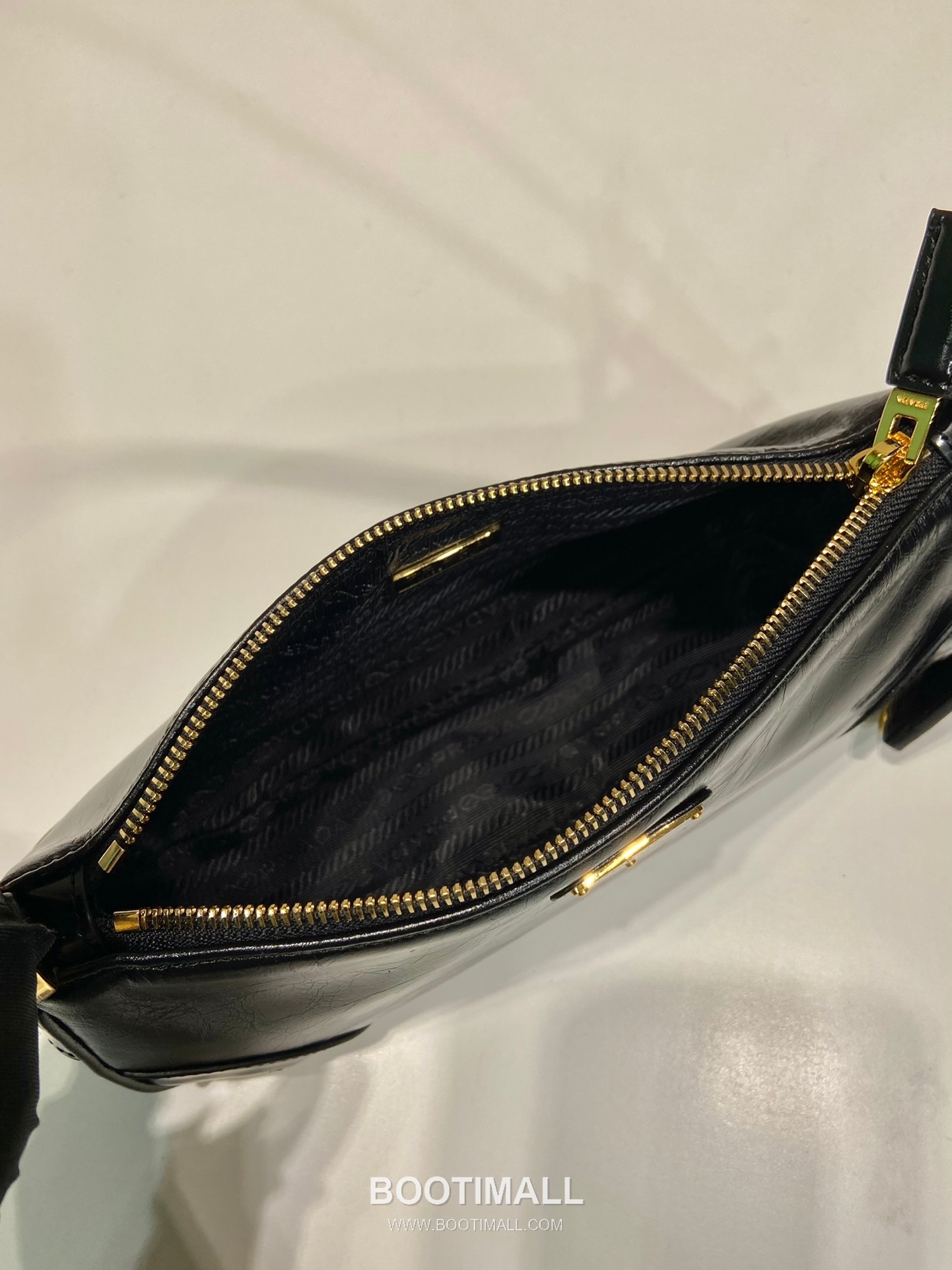 Prada Oil Wax Leather Shoulder Bag with Adjustable Strap and Key Ring Detail 프라다 오일왁스 가죽 스트랩 키링 디테일 숄더백 1BC201 23.5cm 8