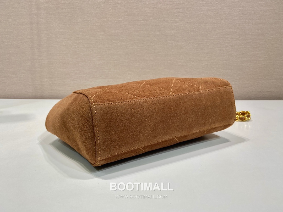 Prada Suede Leather Quilted Hobo Bag with Chain Strap and Drawstring Closure 프라다 스웨이드 가죽 퀼팅 체인 스트랩 드로스트링 호보백 1BD602 24cm 7