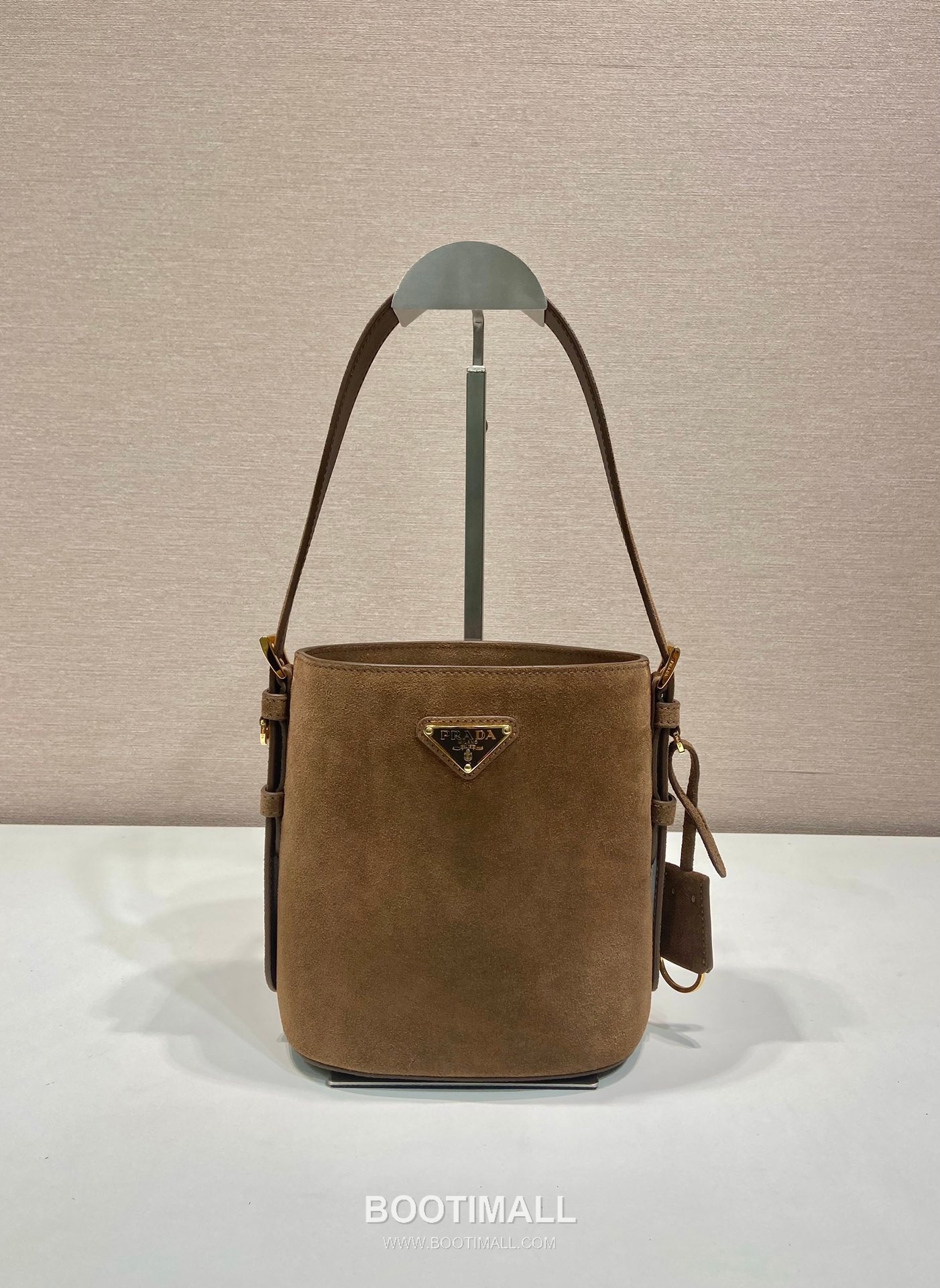 Prada Suede Leather Bucket Bag with Adjustable Strap and Soft Structure 프라다 스웨이드 가죽 조절 스트랩 소프트 버킷백 1BE078A 17cm 1