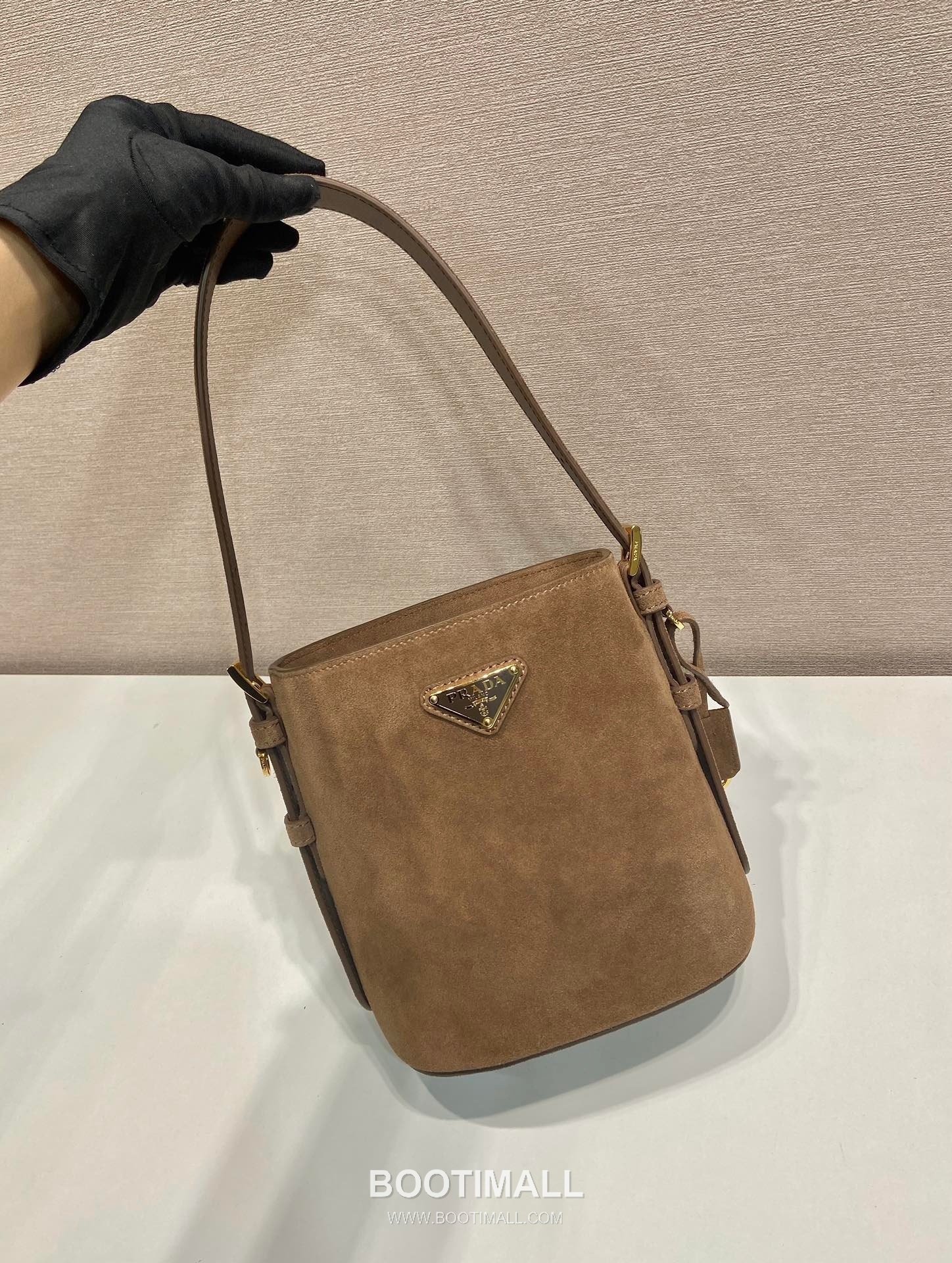 Prada Suede Leather Bucket Bag with Adjustable Strap and Soft Structure 프라다 스웨이드 가죽 조절 스트랩 소프트 버킷백 1BE078A 17cm 2