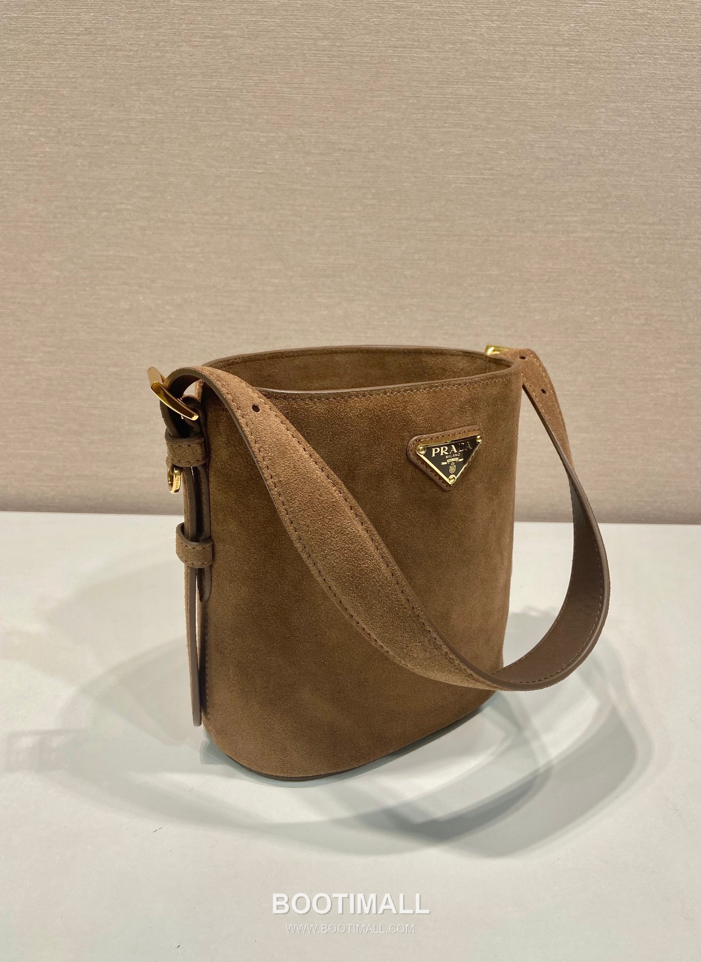 Prada Suede Leather Bucket Bag with Adjustable Strap and Soft Structure 프라다 스웨이드 가죽 조절 스트랩 소프트 버킷백 1BE078A 17cm 3