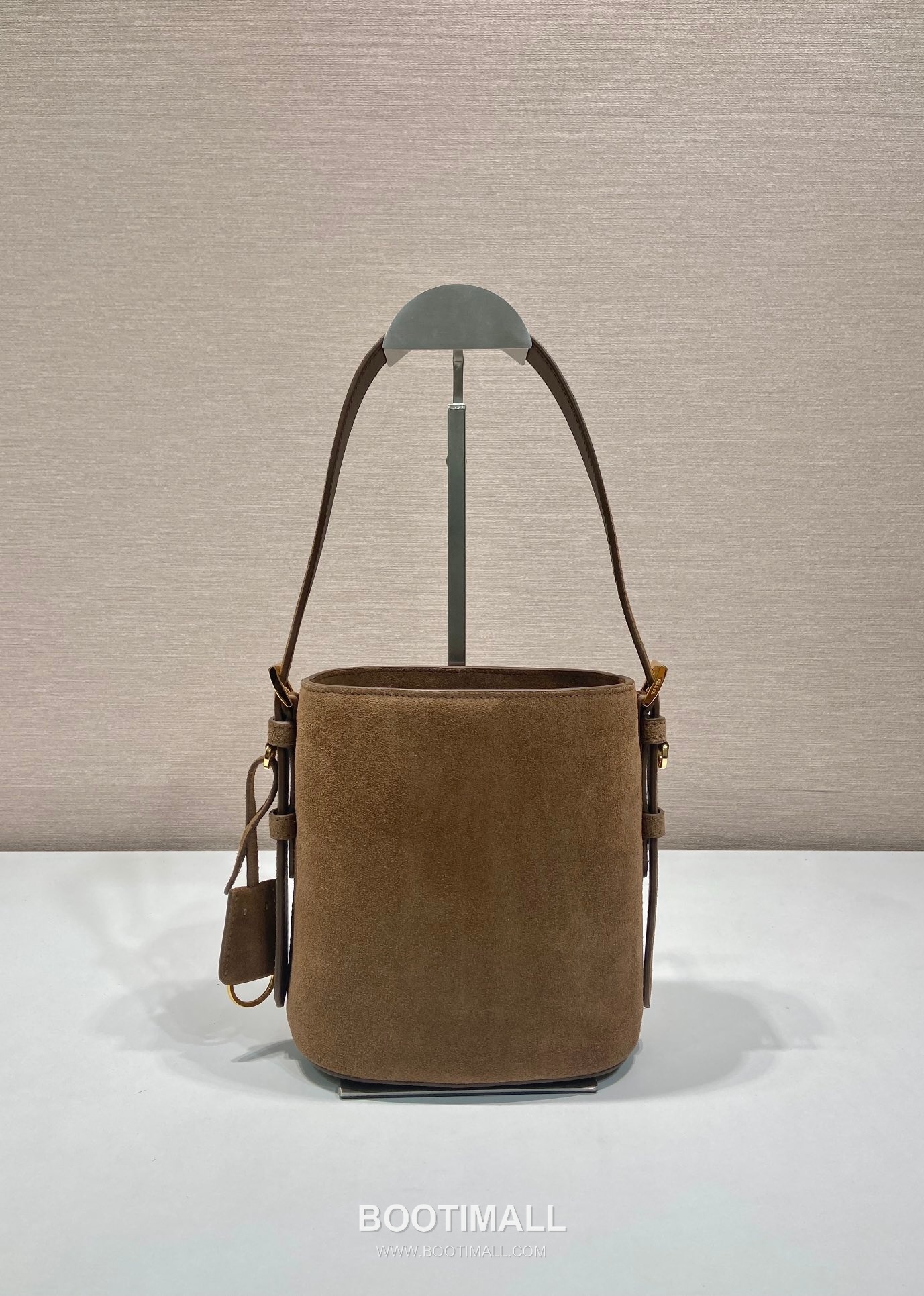 Prada Suede Leather Bucket Bag with Adjustable Strap and Soft Structure 프라다 스웨이드 가죽 조절 스트랩 소프트 버킷백 1BE078A 17cm 4