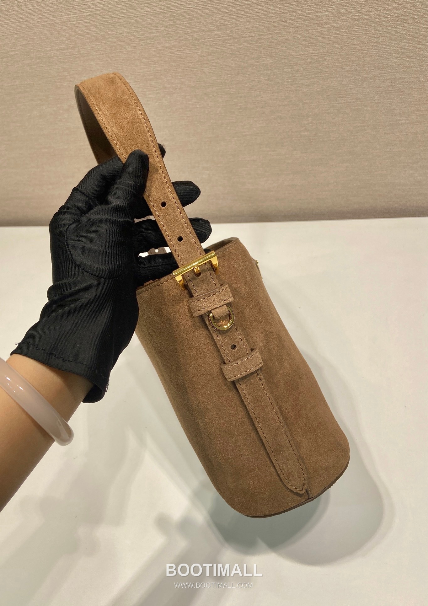 Prada Suede Leather Bucket Bag with Adjustable Strap and Soft Structure 프라다 스웨이드 가죽 조절 스트랩 소프트 버킷백 1BE078A 17cm 5