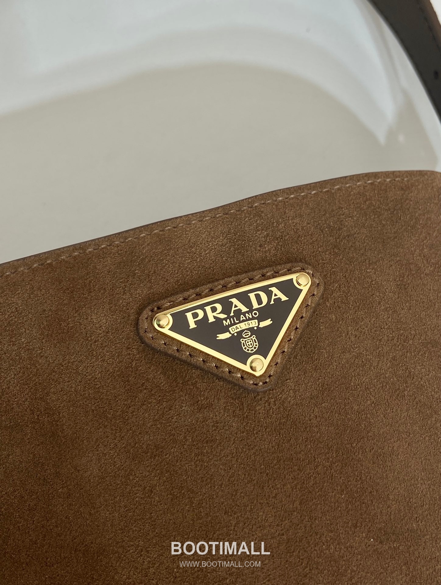 Prada Suede Leather Bucket Bag with Adjustable Strap and Soft Structure 프라다 스웨이드 가죽 조절 스트랩 소프트 버킷백 1BE078A 17cm 7