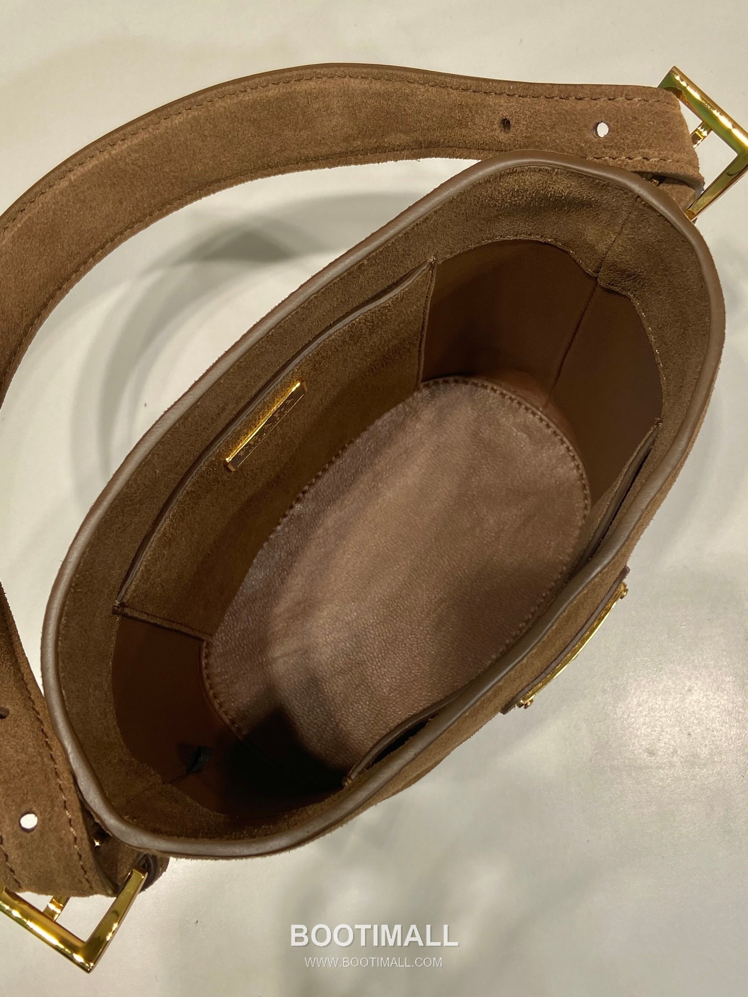 Prada Suede Leather Bucket Bag with Adjustable Strap and Soft Structure 프라다 스웨이드 가죽 조절 스트랩 소프트 버킷백 1BE078A 17cm 8