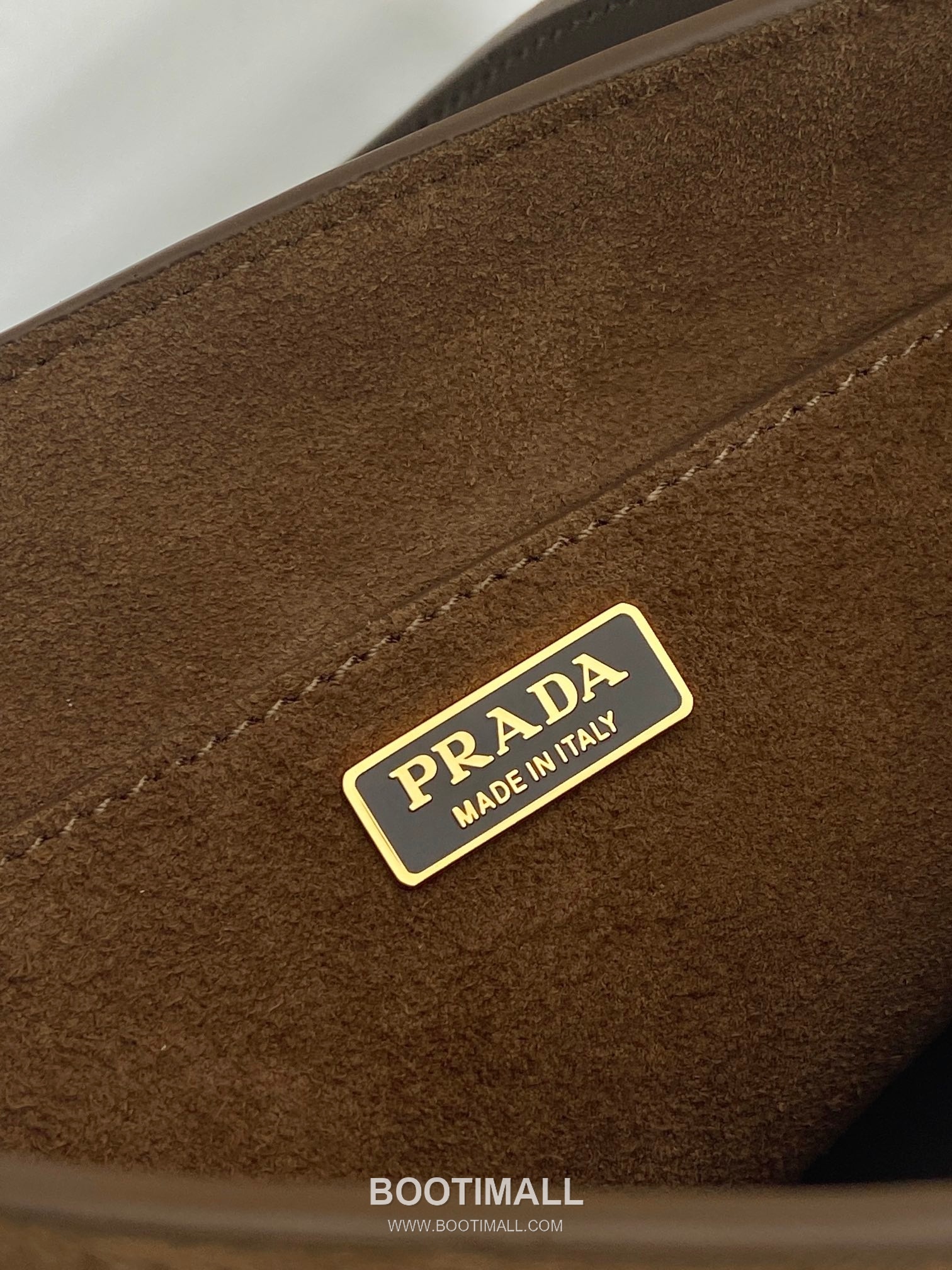 Prada Suede Leather Bucket Bag with Adjustable Strap and Soft Structure 프라다 스웨이드 가죽 조절 스트랩 소프트 버킷백 1BE078A 17cm 9