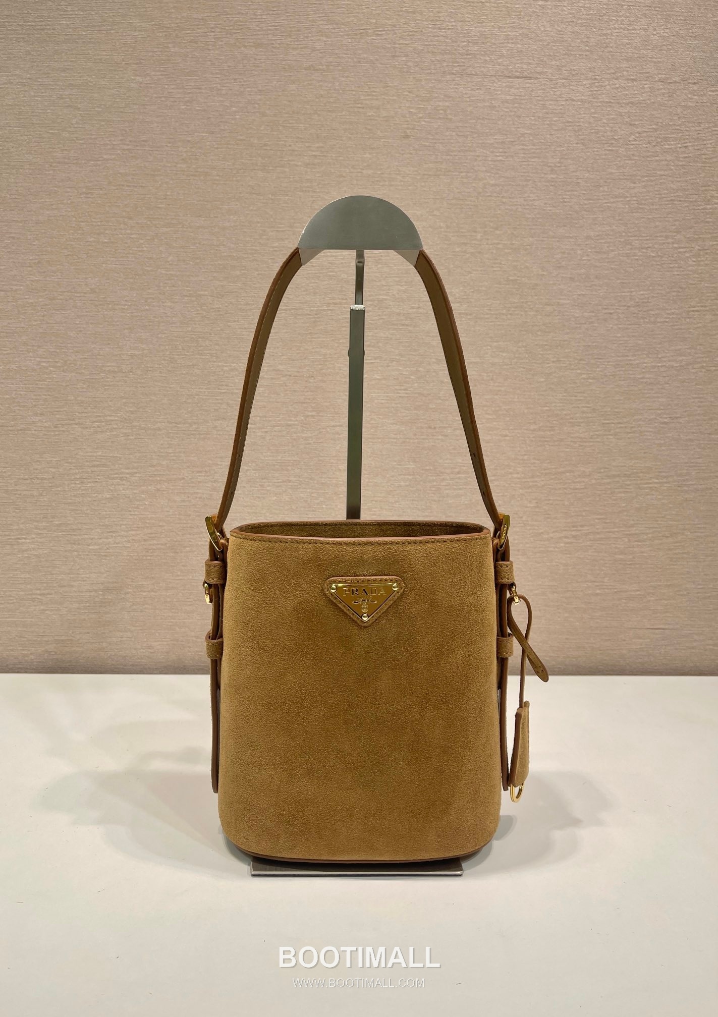 Prada Suede Leather Bucket Bag with Adjustable Strap and Soft Structure 프라다 스웨이드 가죽 조절 스트랩 소프트 버킷백 1BE078A 17cm 1