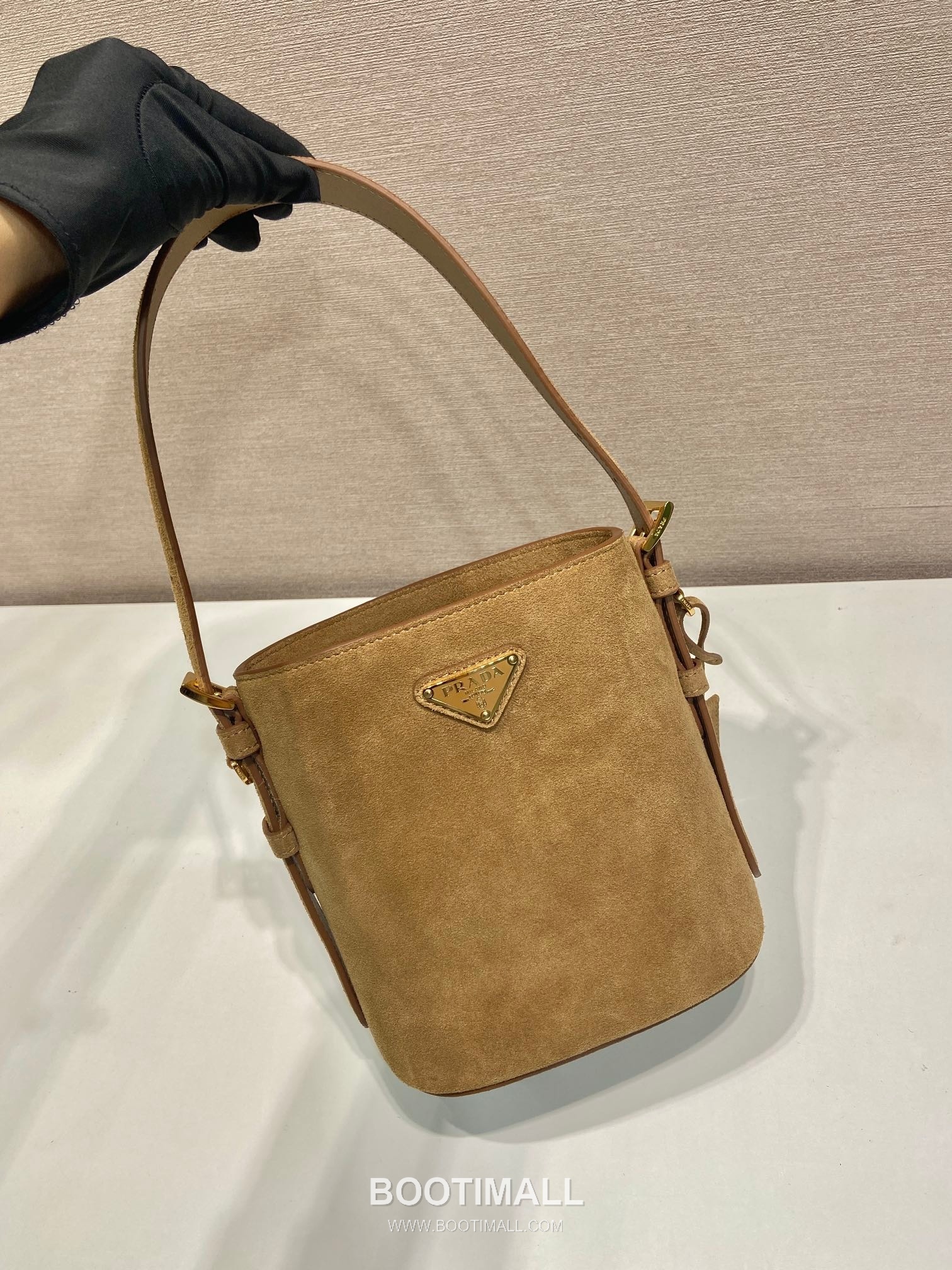 Prada Suede Leather Bucket Bag with Adjustable Strap and Soft Structure 프라다 스웨이드 가죽 조절 스트랩 소프트 버킷백 1BE078A 17cm 2