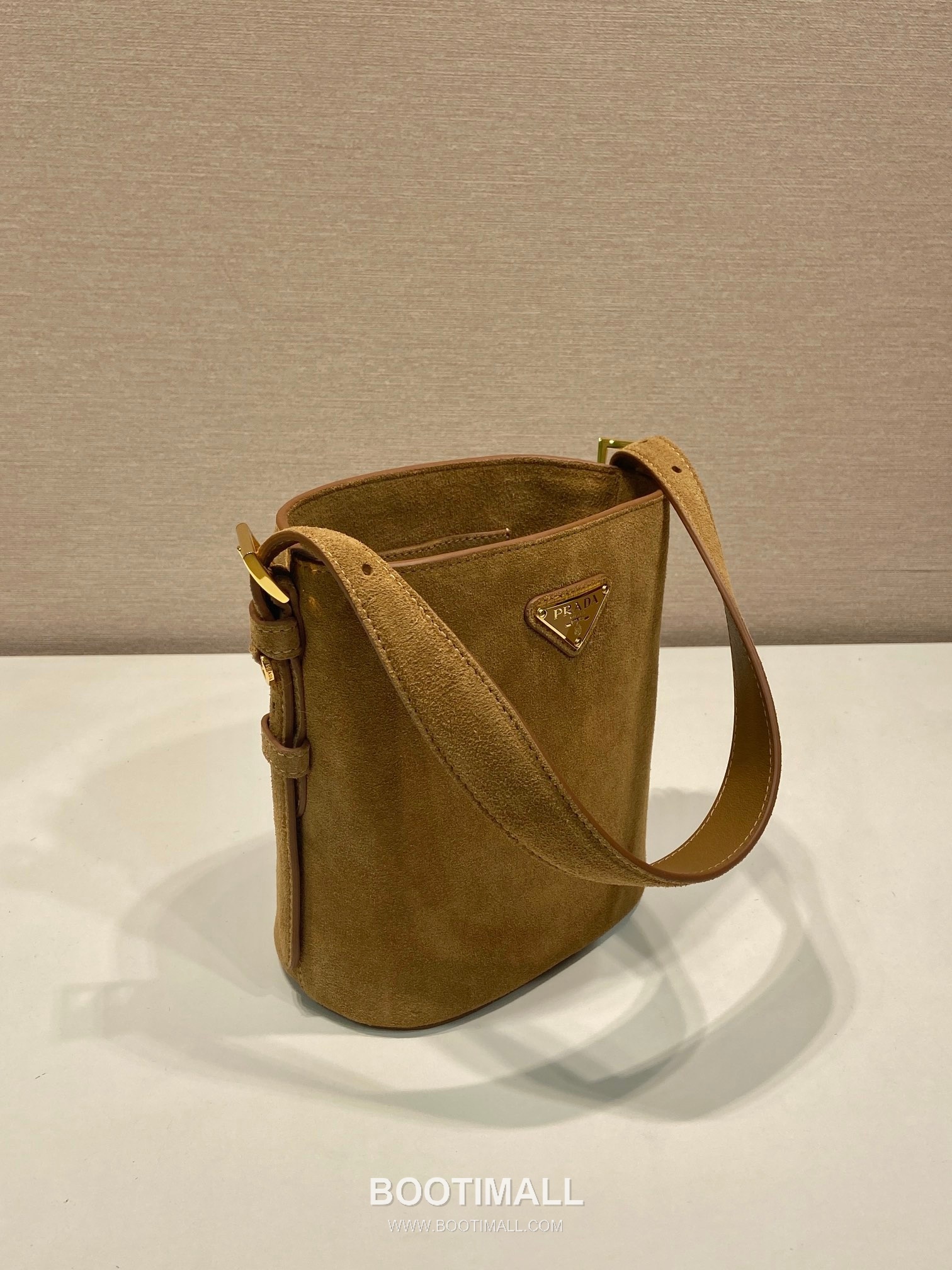 Prada Suede Leather Bucket Bag with Adjustable Strap and Soft Structure 프라다 스웨이드 가죽 조절 스트랩 소프트 버킷백 1BE078A 17cm 3