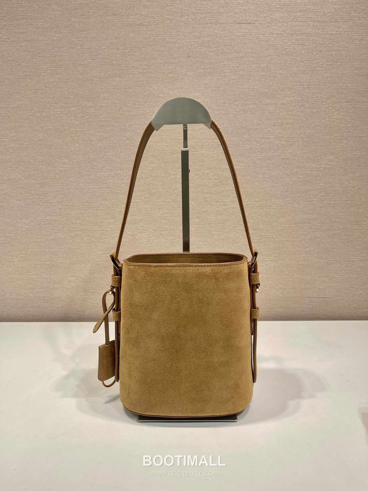 Prada Suede Leather Bucket Bag with Adjustable Strap and Soft Structure 프라다 스웨이드 가죽 조절 스트랩 소프트 버킷백 1BE078A 17cm 4