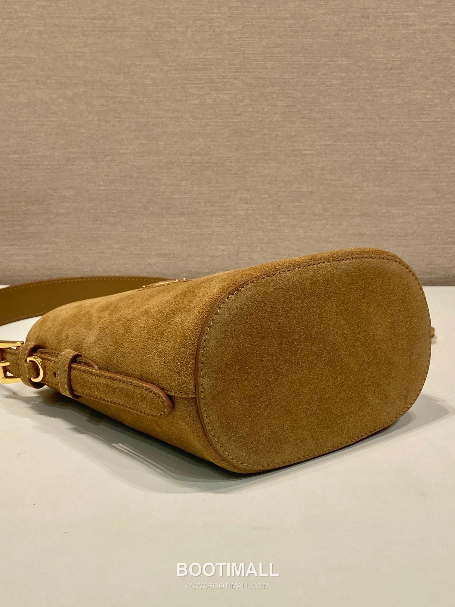 Prada Suede Leather Bucket Bag with Adjustable Strap and Soft Structure 프라다 스웨이드 가죽 조절 스트랩 소프트 버킷백 1BE078A 17cm 5