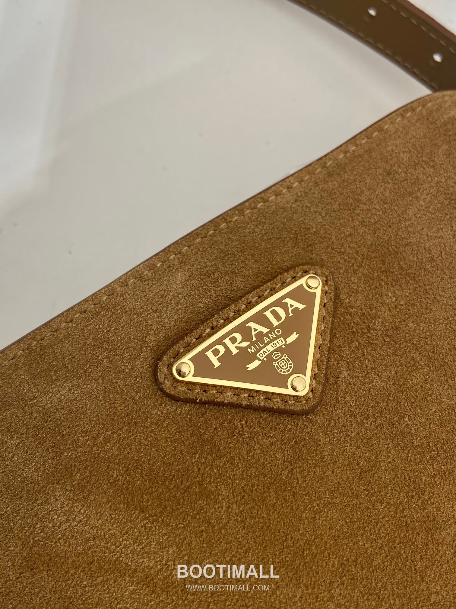 Prada Suede Leather Bucket Bag with Adjustable Strap and Soft Structure 프라다 스웨이드 가죽 조절 스트랩 소프트 버킷백 1BE078A 17cm 7