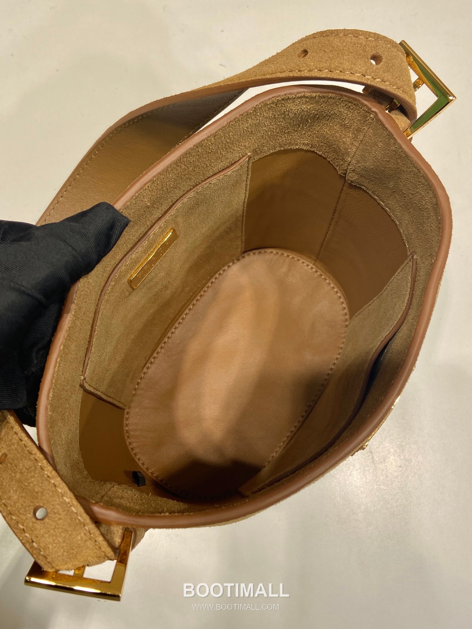 Prada Suede Leather Bucket Bag with Adjustable Strap and Soft Structure 프라다 스웨이드 가죽 조절 스트랩 소프트 버킷백 1BE078A 17cm 8