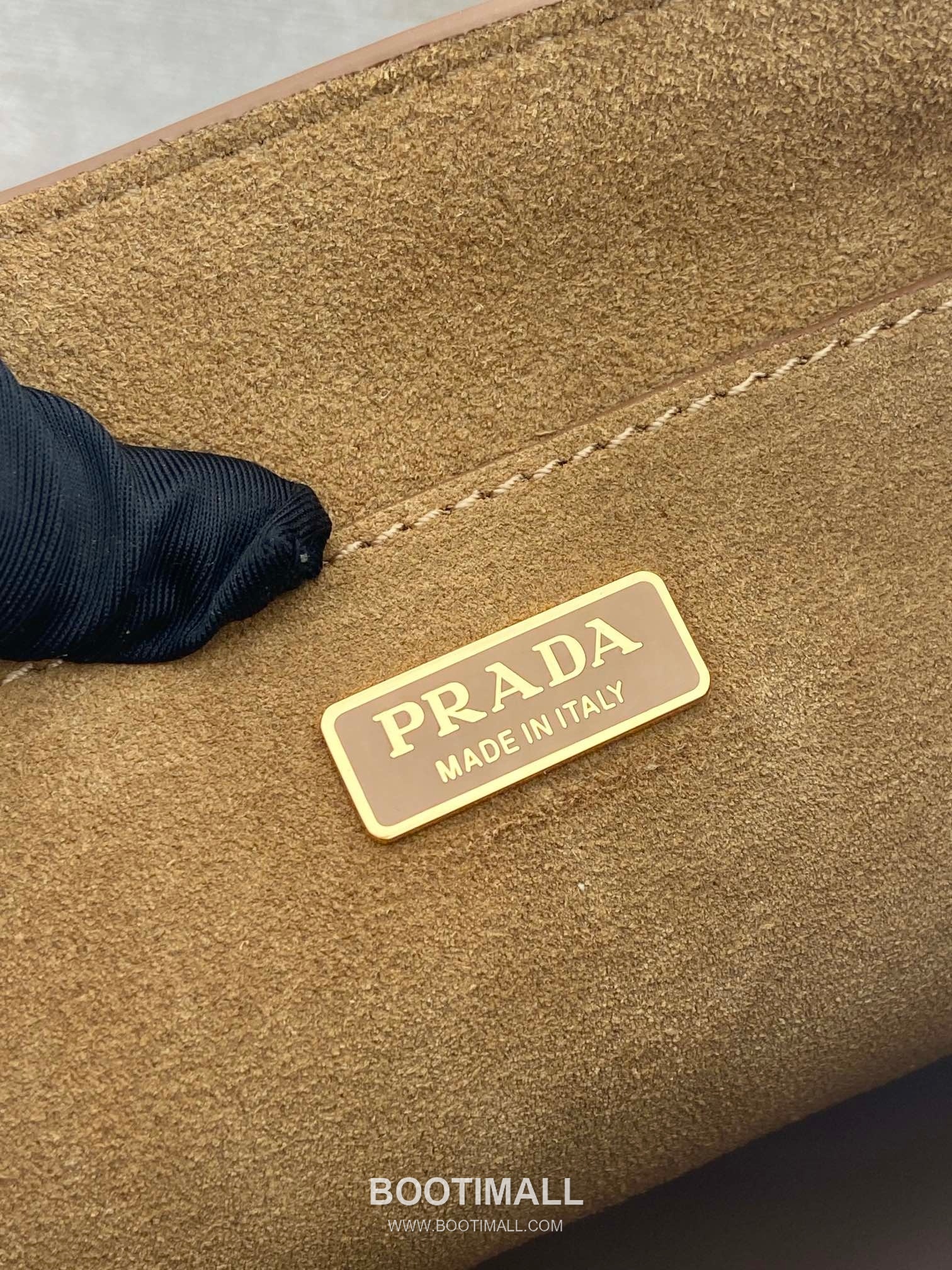 Prada Suede Leather Bucket Bag with Adjustable Strap and Soft Structure 프라다 스웨이드 가죽 조절 스트랩 소프트 버킷백 1BE078A 17cm 9