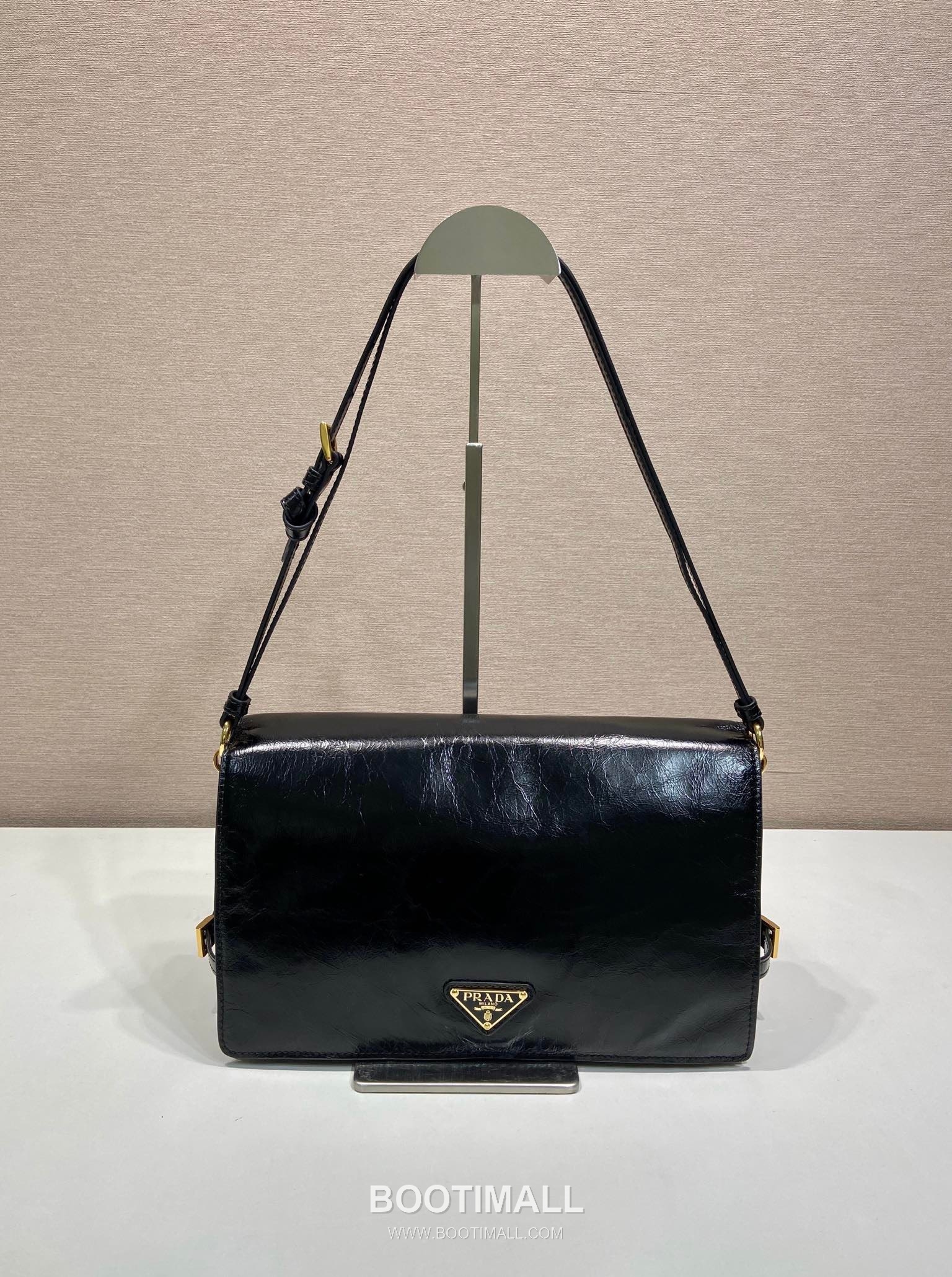 Prada Oil Wax Leather Shoulder Bag with Triangle Logo and Zip Closure 프라다 오일왁스 가죽 트라이앵글 로고 지퍼 숄더백 1BD385 30cm 1