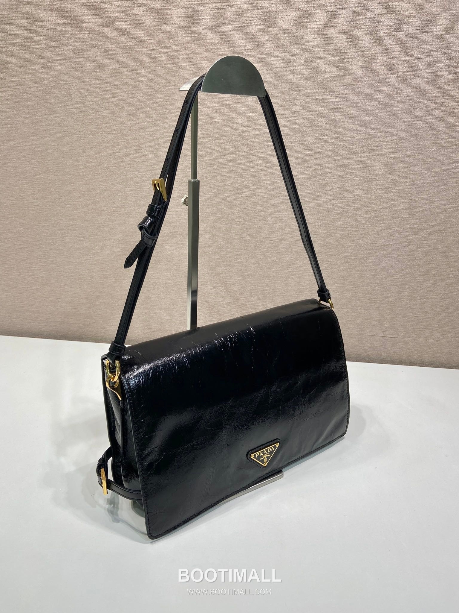 Prada Oil Wax Leather Shoulder Bag with Triangle Logo and Zip Closure 프라다 오일왁스 가죽 트라이앵글 로고 지퍼 숄더백 1BD385 30cm 2