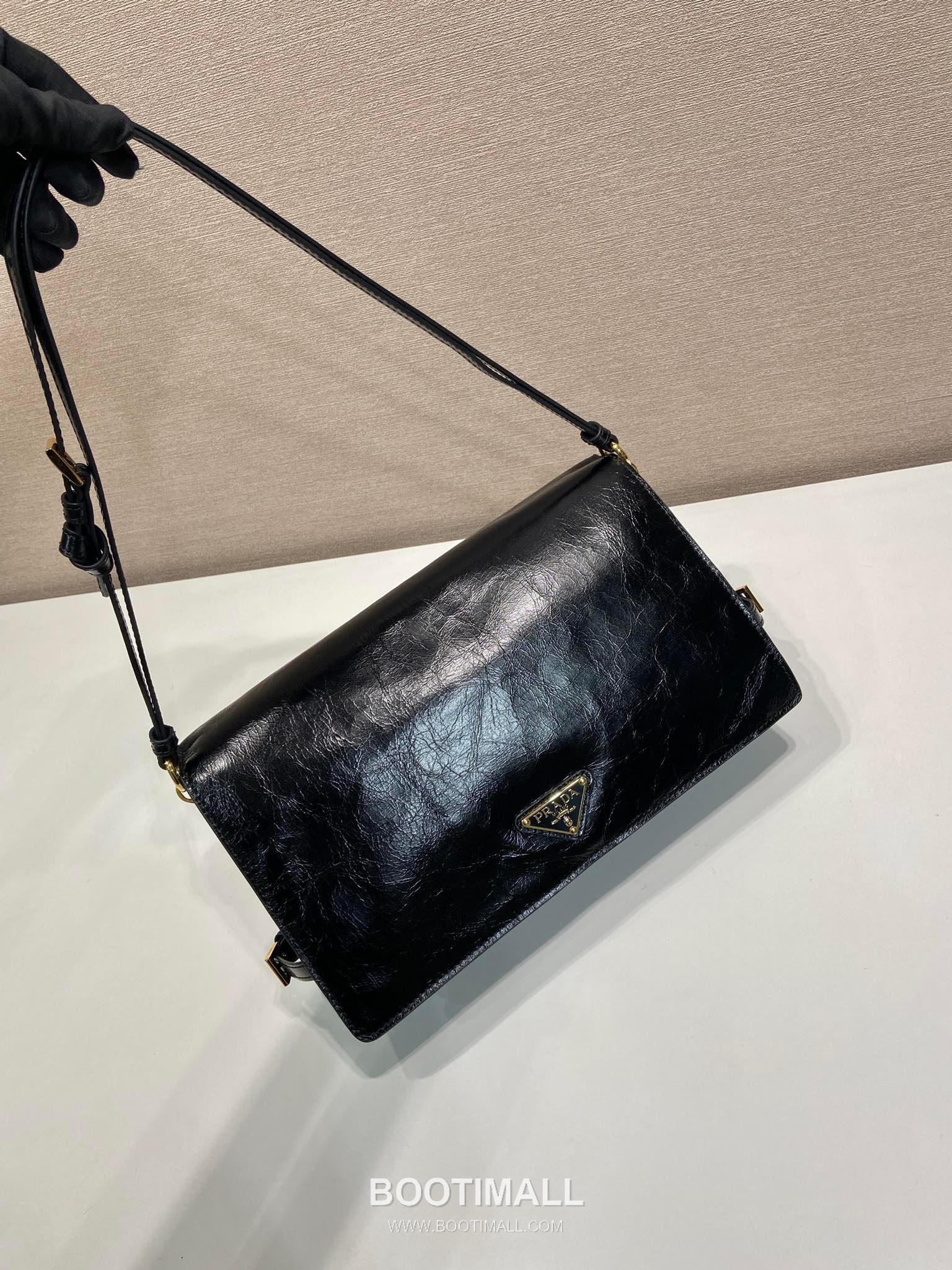 Prada Oil Wax Leather Shoulder Bag with Triangle Logo and Zip Closure 프라다 오일왁스 가죽 트라이앵글 로고 지퍼 숄더백 1BD385 30cm 3