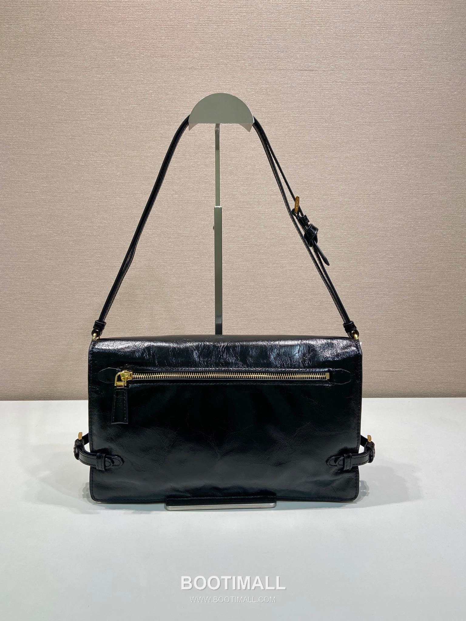 Prada Oil Wax Leather Shoulder Bag with Triangle Logo and Zip Closure 프라다 오일왁스 가죽 트라이앵글 로고 지퍼 숄더백 1BD385 30cm 4